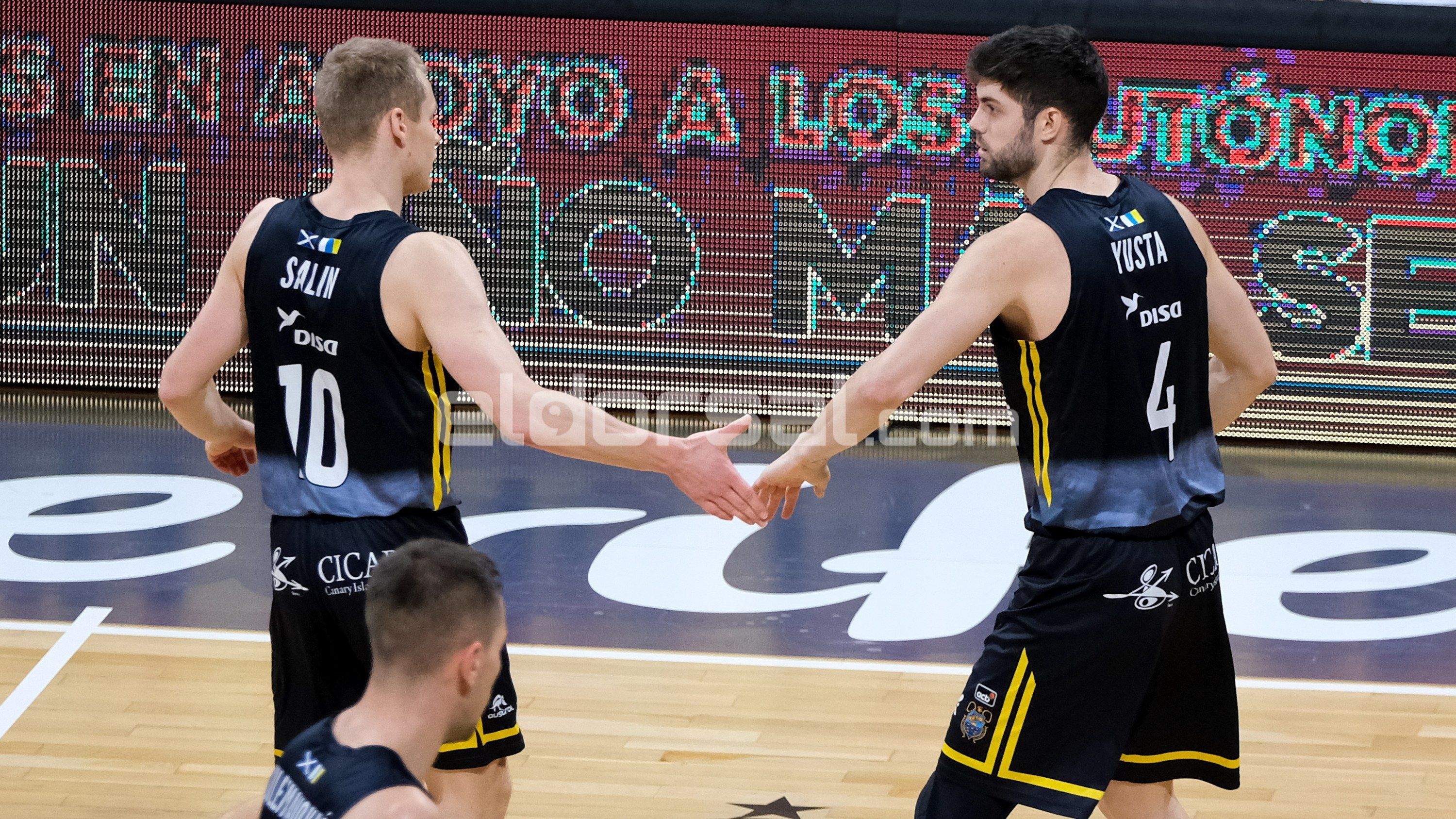 Salin y Santi Yusta se felicitan tras una acción del Iberostar Tenerife y el Real Madrid | @jacfotografo