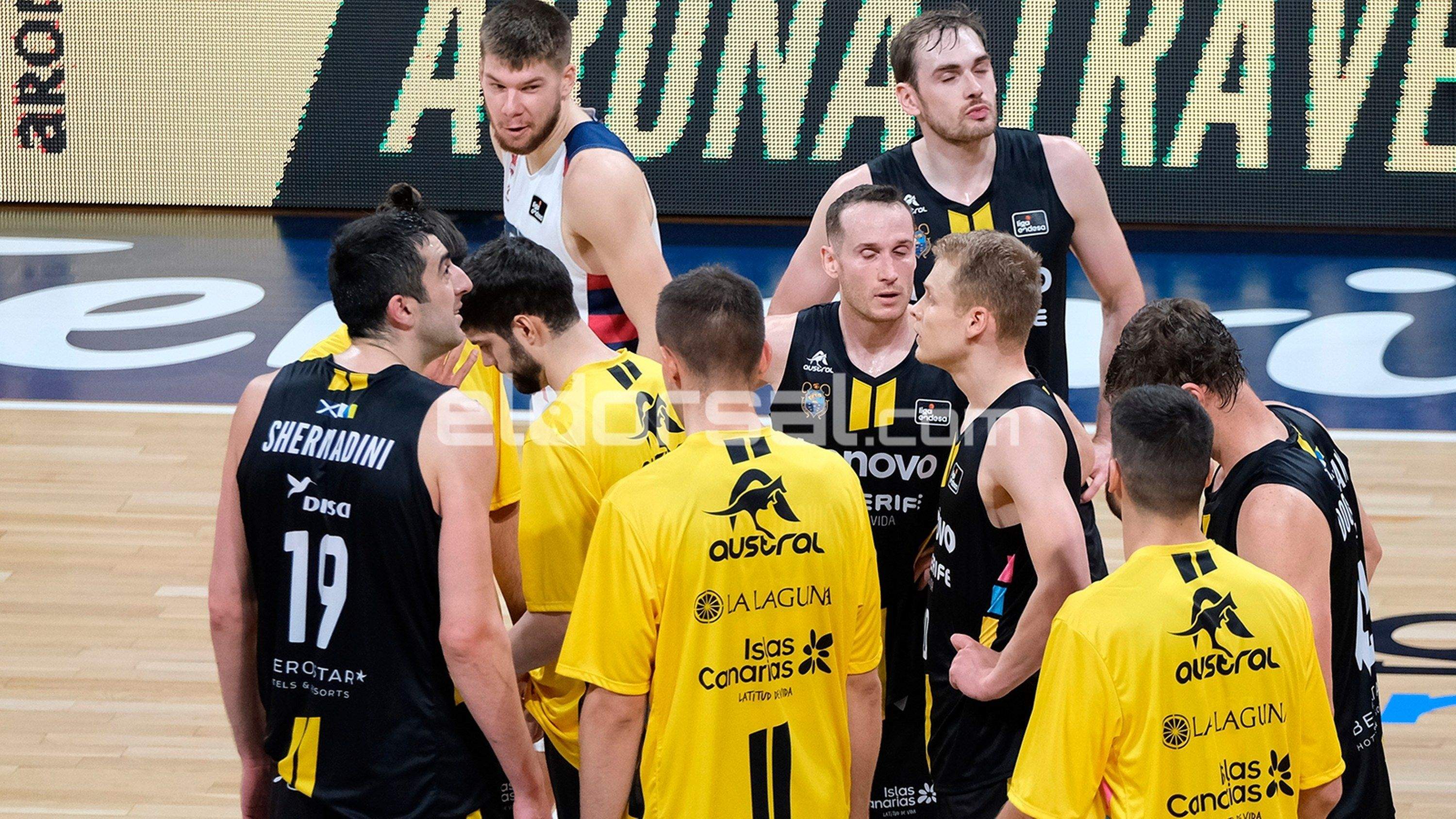 Caras serias en el final de partido tras la derrota | @jacfotografo