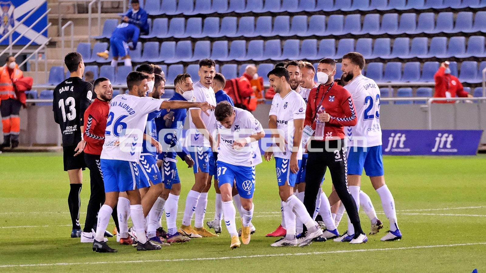 Valera recibe el cariño de sus compañeros tras final de partido en el día de su debut y gol | @jacfotografo
