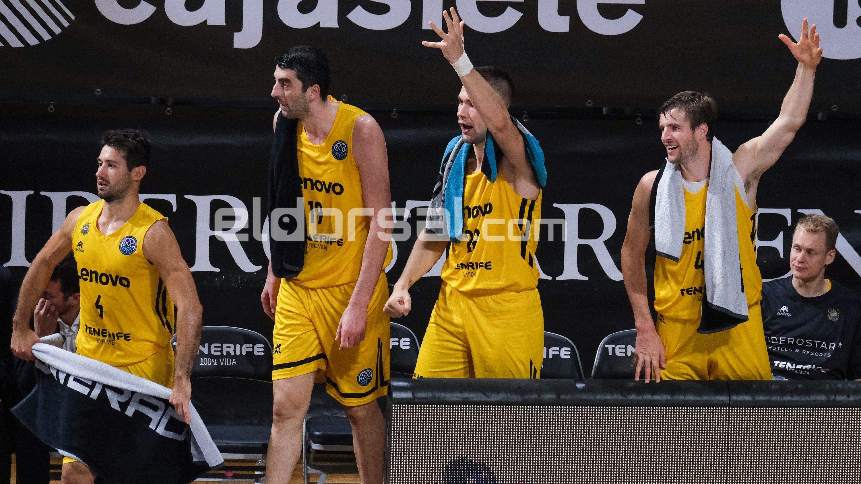 Integrantes del banquillo celebran una canasta de Lenovo Tenerife ante Hereda San Pablo Burgos |@jacfotografo