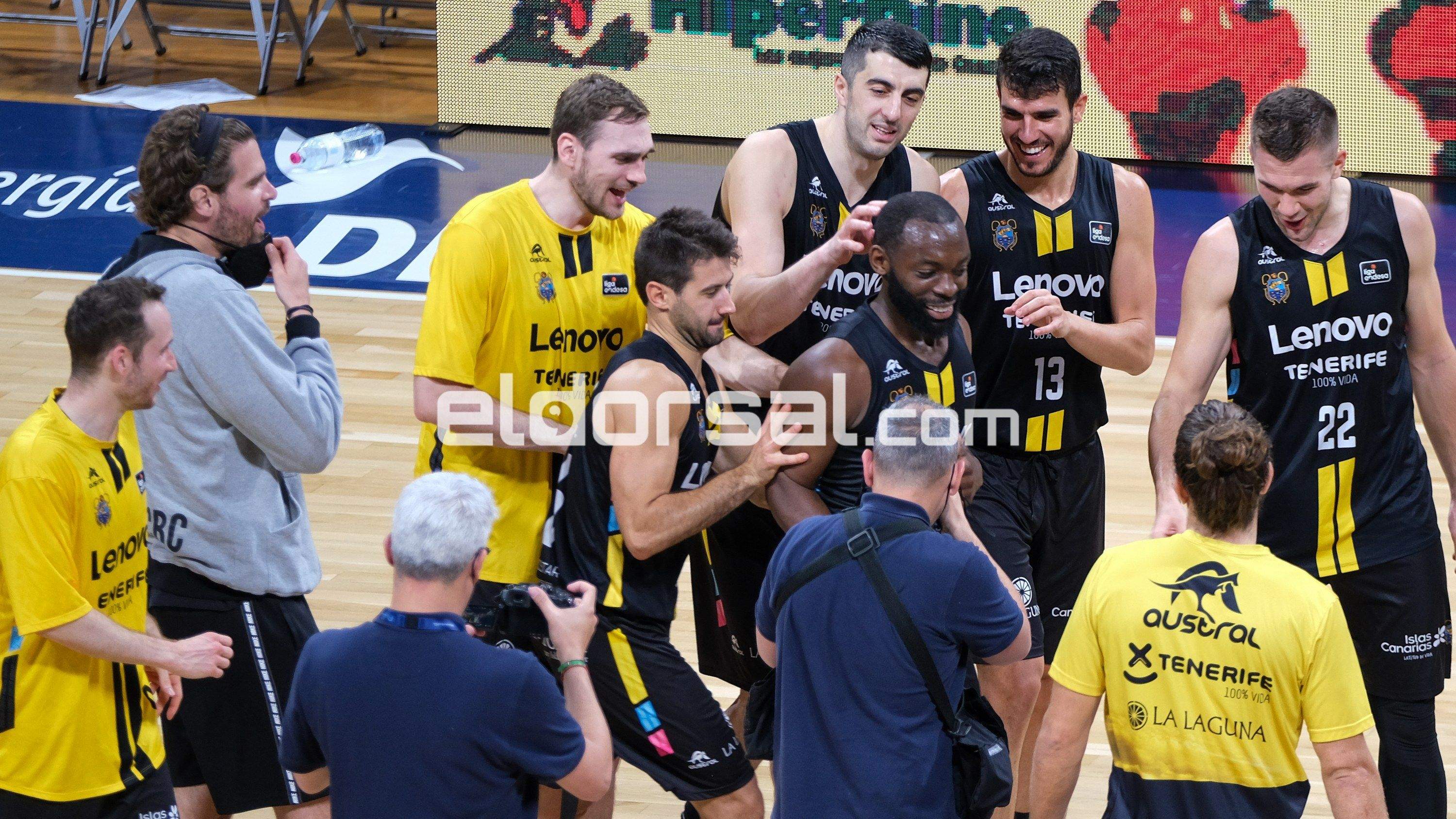 Alegría de la plantilla de Lenovo Tenerife tras el triunfo ante Unicaja Málaga |@jacfotografo