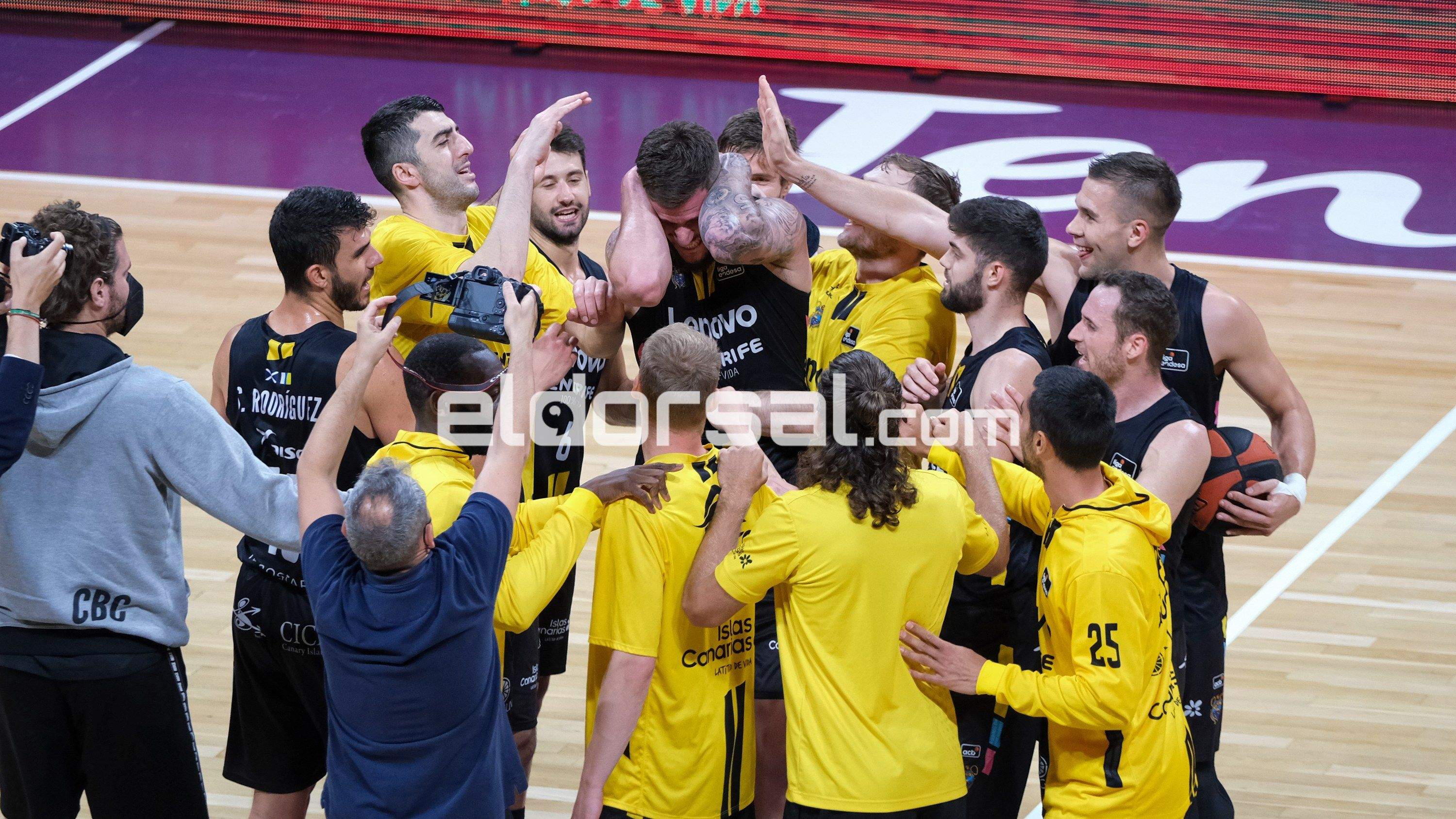 Los jugadores de Lenovo Tenerife tras acabar el encuentro |@jacfotografo