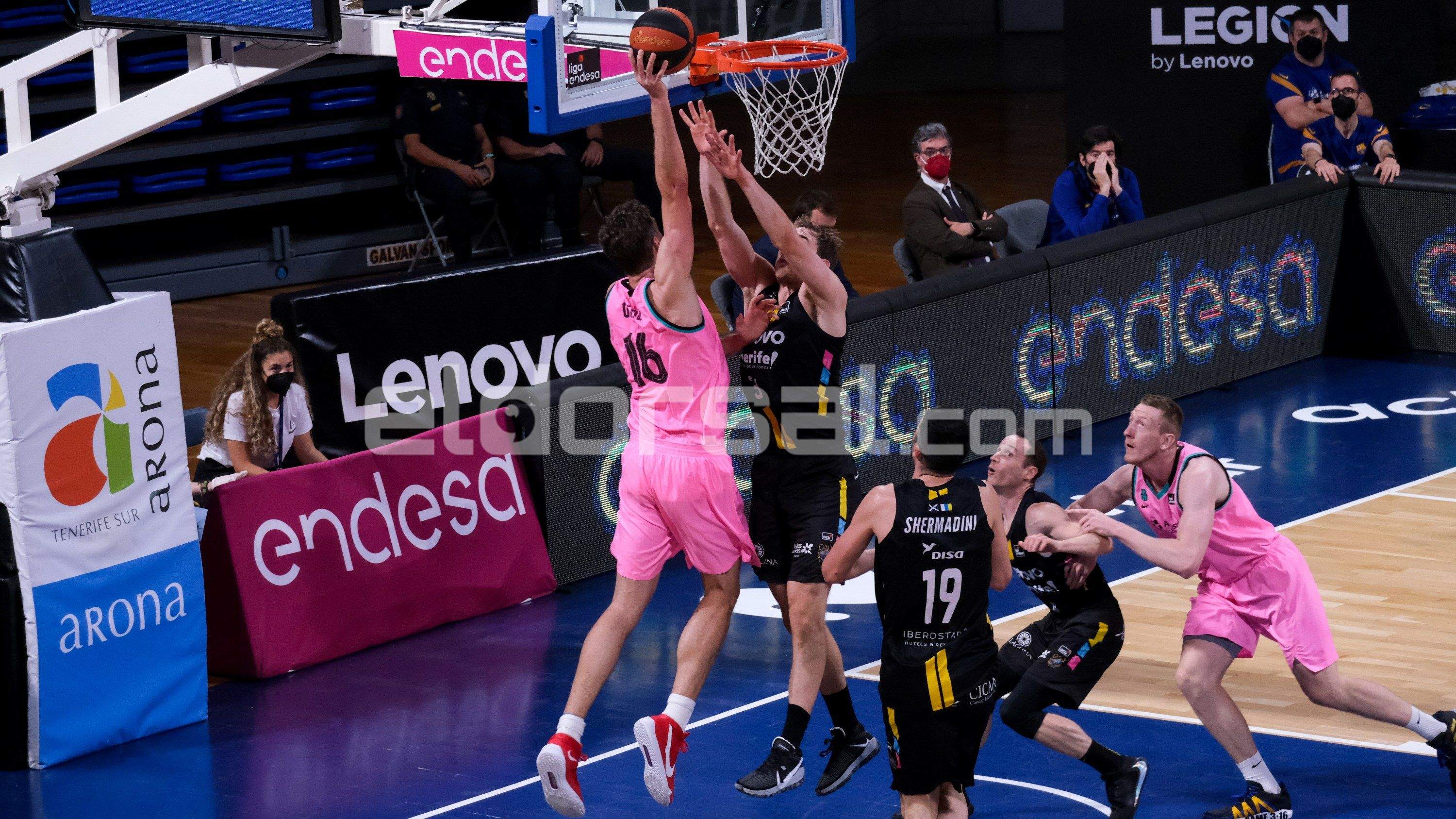 Pau Gasol en una acción del partido entre Lenovo Tenerife y FC Barcelona |@jacfotografo
