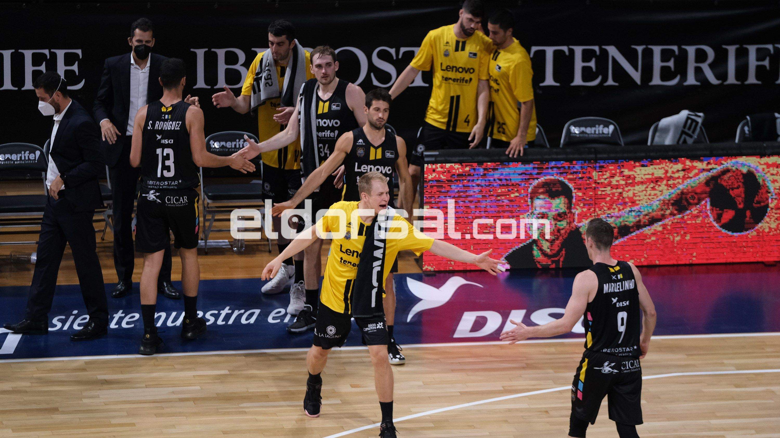 Jugadores del Lenovo Tenerife durante un encuentro en el Pabellón Santiago Martín. / @jacfotografo