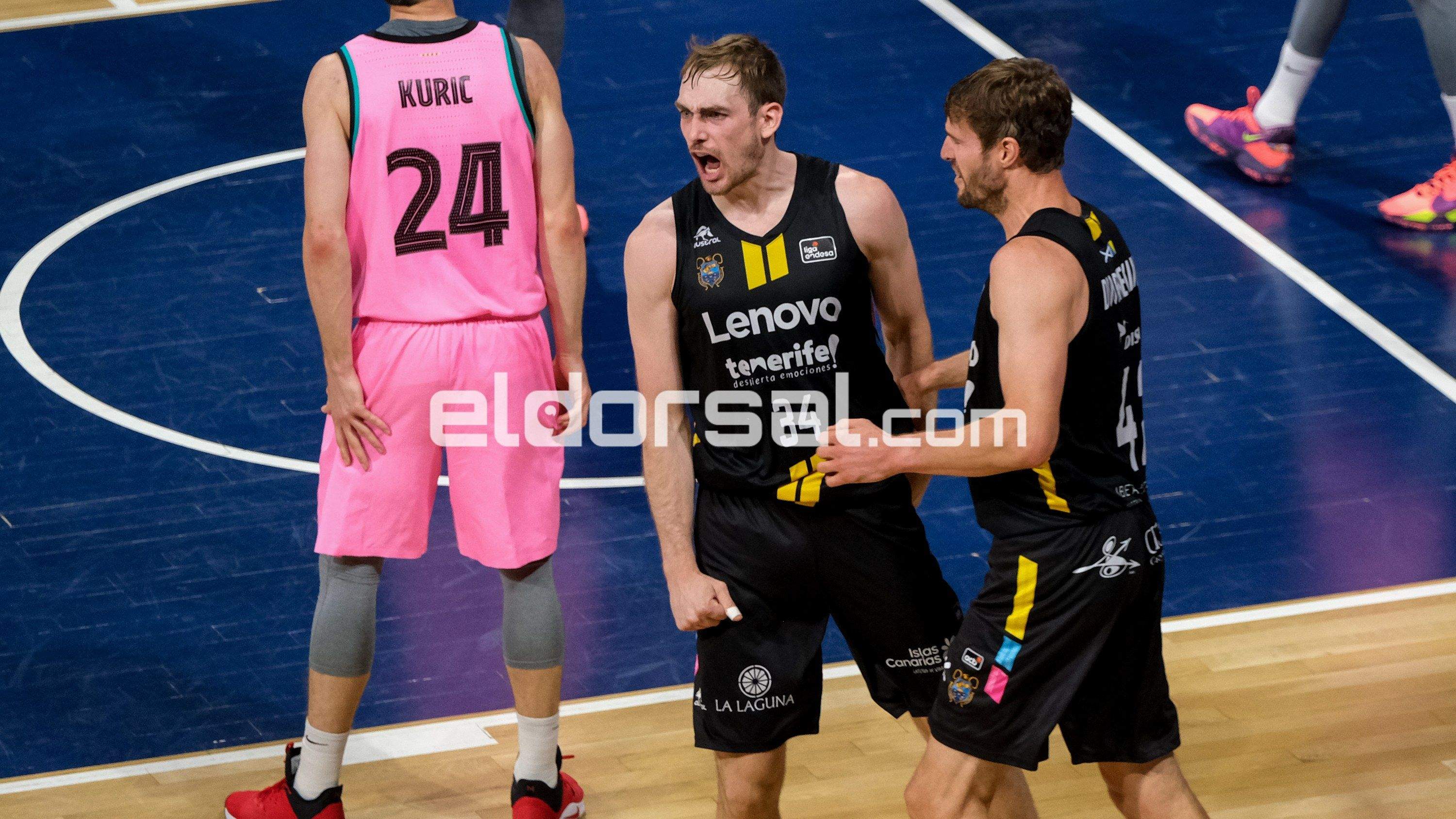 Cavanaugh eufórico tras una acción entre Lenovo Tenerife y FC Barcelona |@jacfotografo