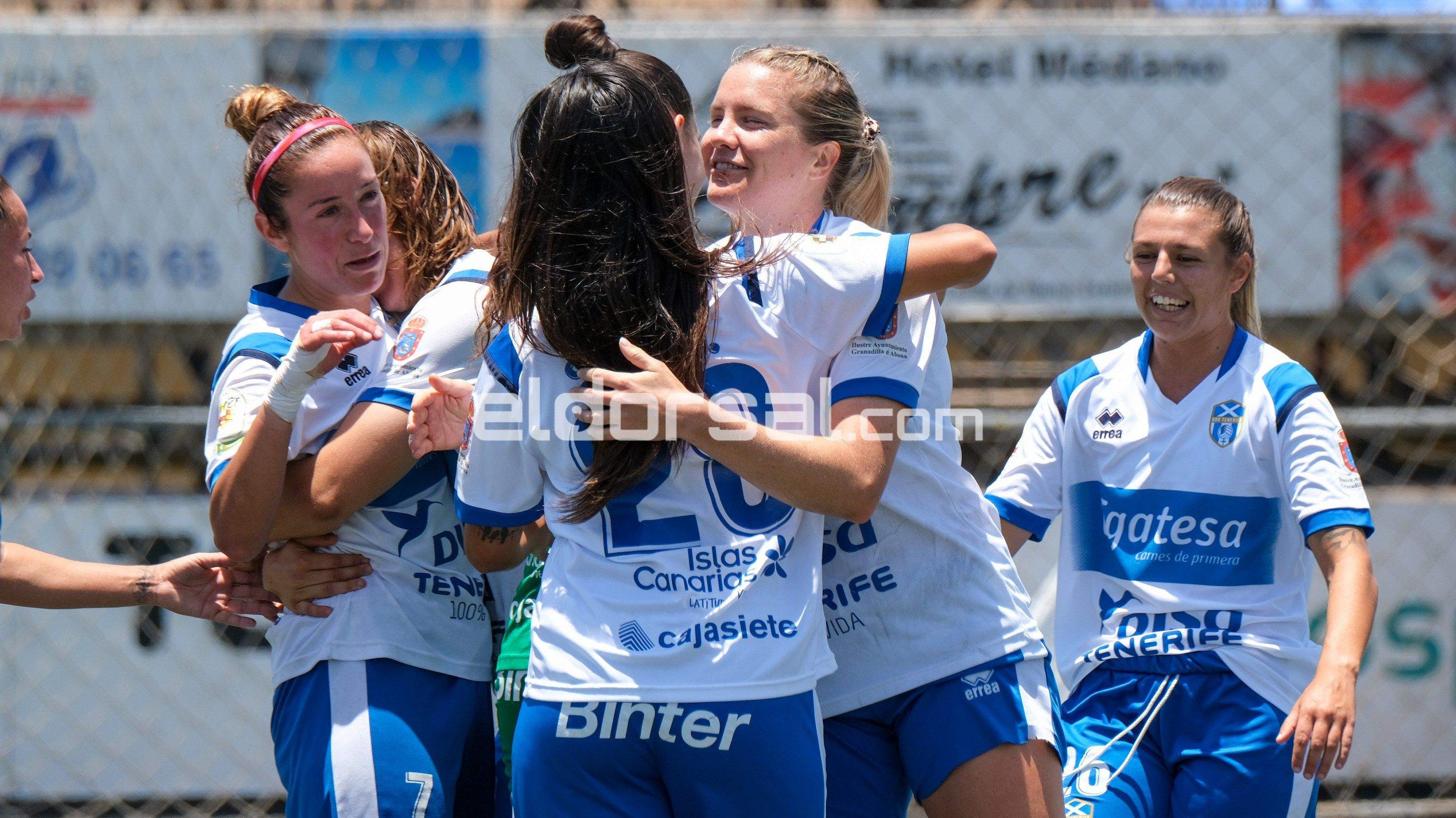 Alegría en las jugadoras de las UDG Tenerife tras acabar el encuentro |@jacfotografo