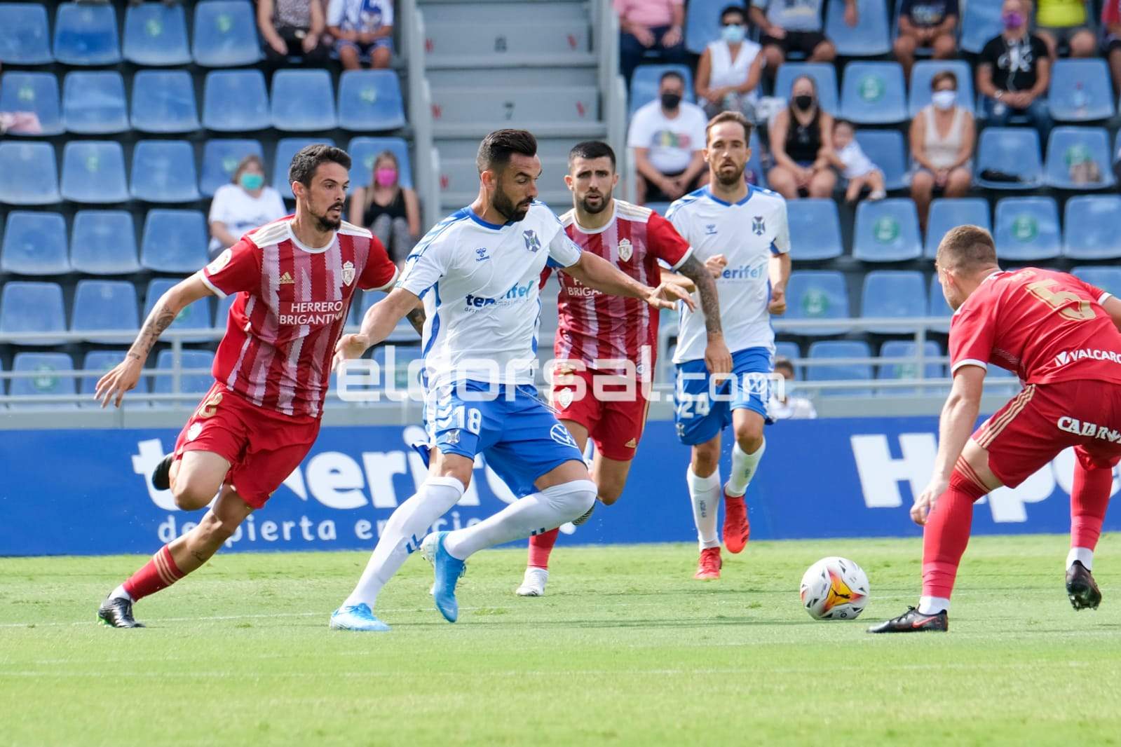 Enric Gallego ante varios rivales ante SD Ponferradina