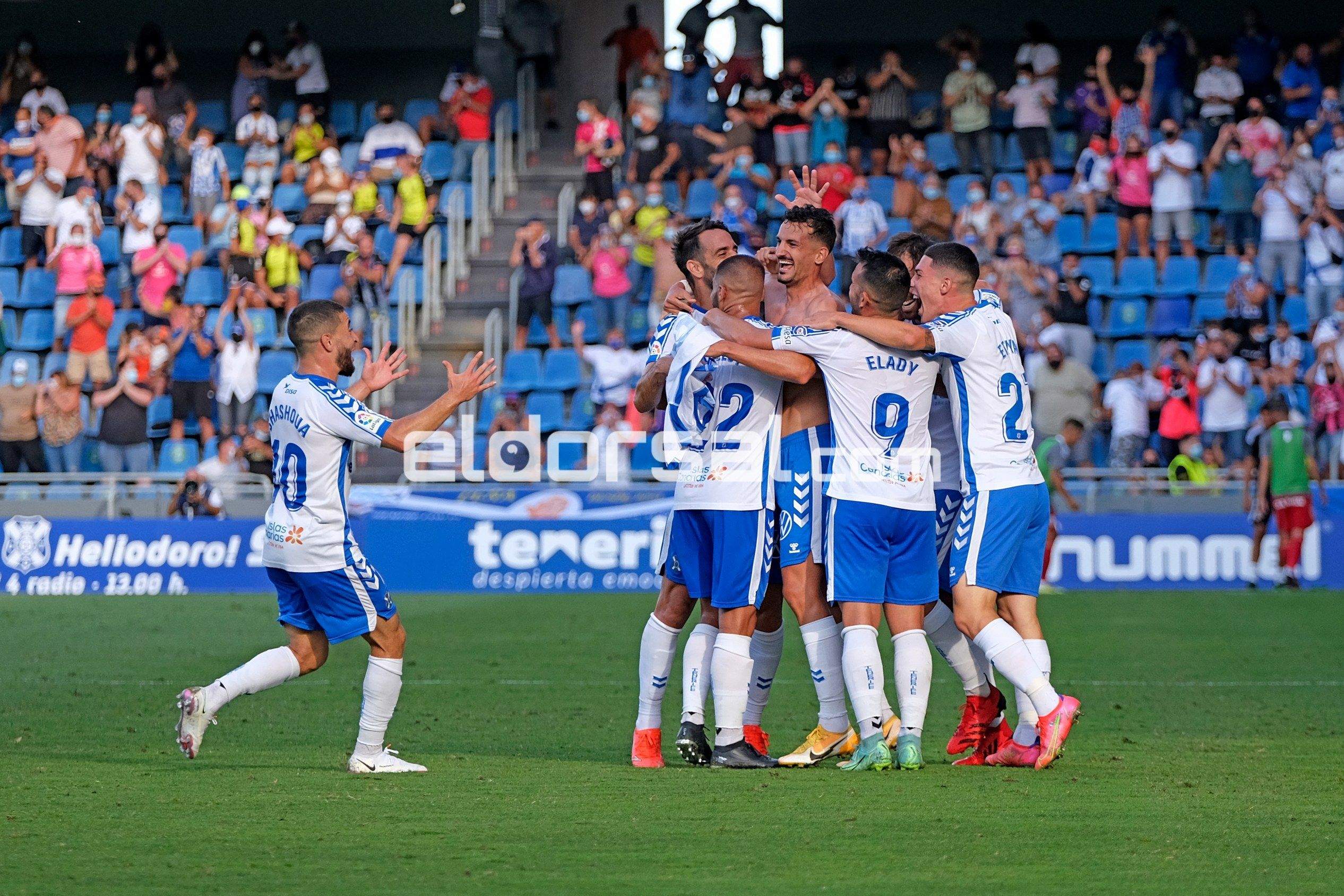 Álex Muñoz autor del segundo gol del CD Tenerife junto a varios compañeros |@Jacfotografo