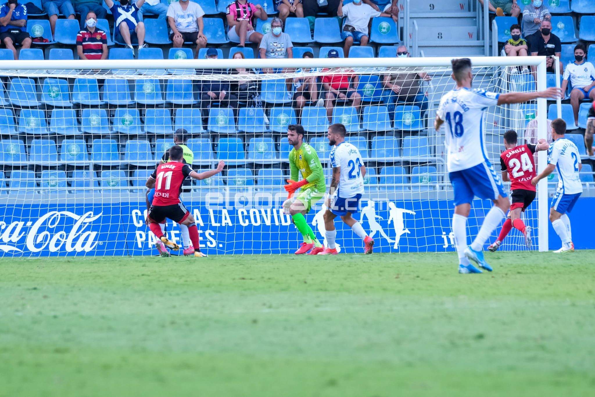 Los jugadores del CD Mirandés celebran gol en el Heliodoro