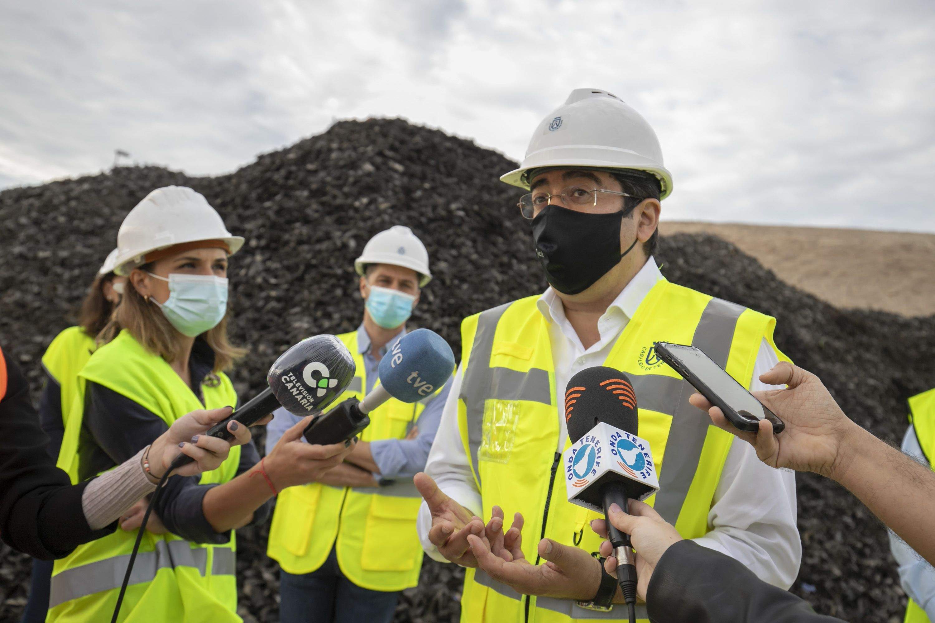El presidente del Cabildo de Tenerife, Pedro Martín, en el Complejo Ambiental de Arico. / Cedida
