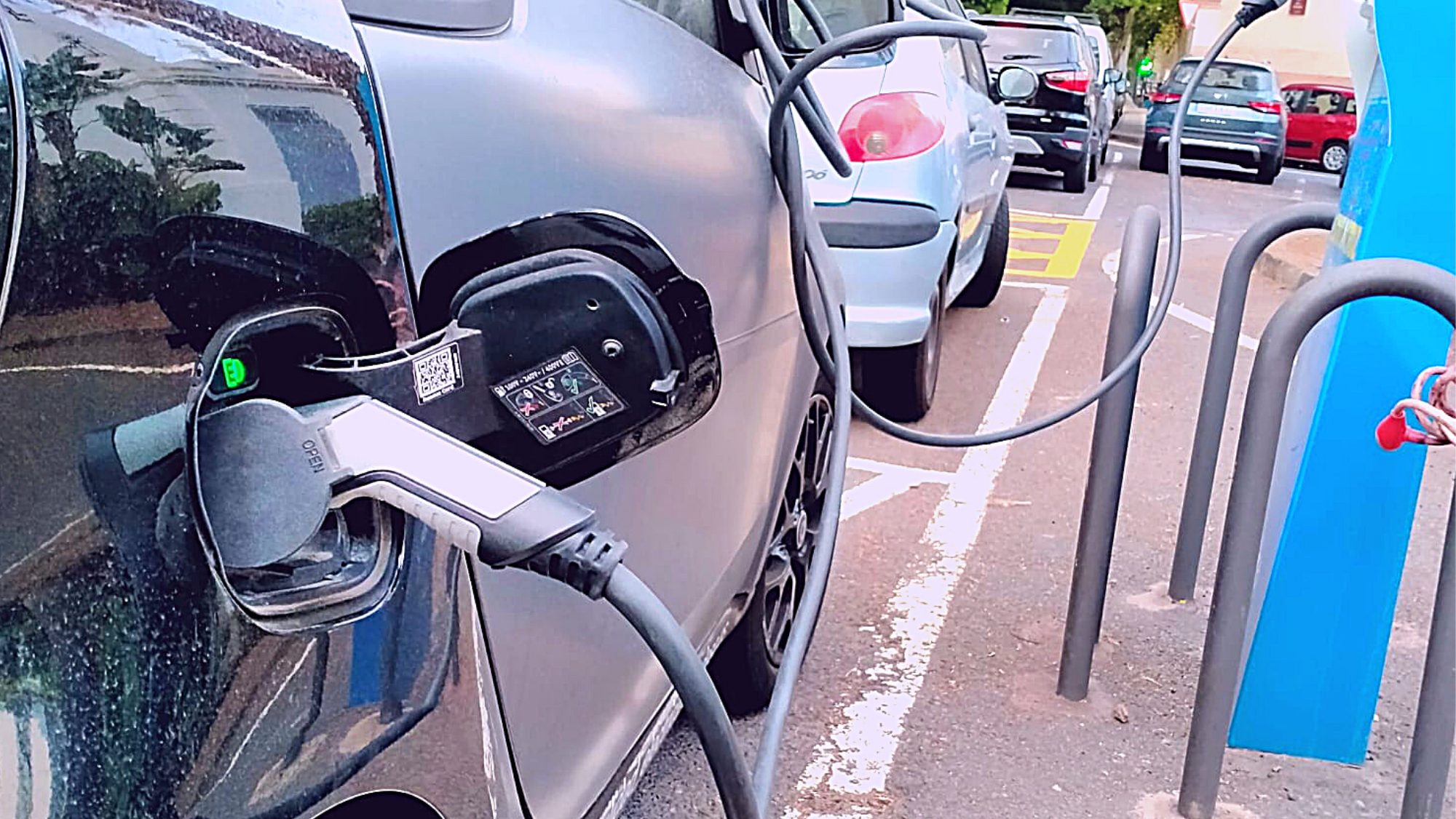 Vehículo enchufado en un cargador eléctrico en una ciudad de Canarias. / Atlántico Hoy