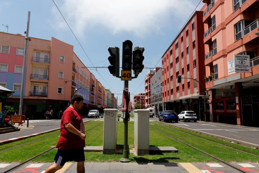 Semáforo del tranvía de Tenerife apagado durante un cero energético sufrido en Tenerife. / EFE