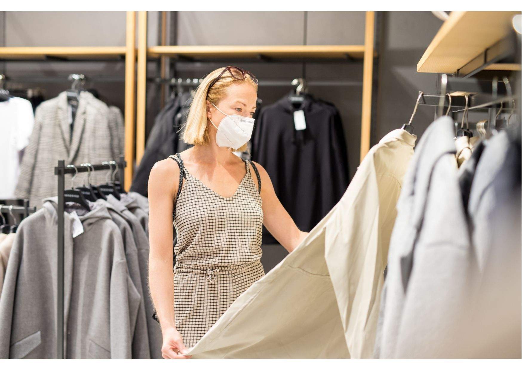 Una cliente en uno de los comercios de la isla./ Cabildo de Tenerife.