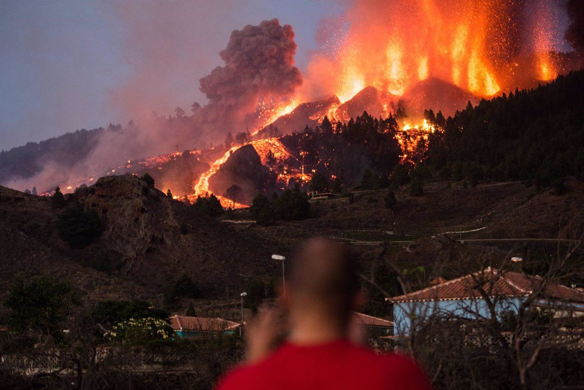 Una persona fotografiando el volcán de La Palma. / Europa Press 