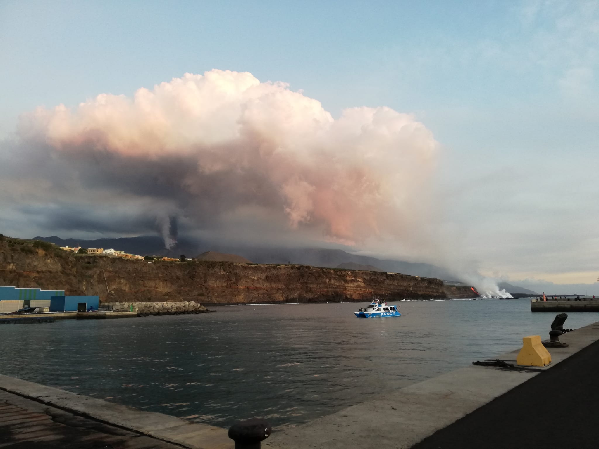 La lava llegando al mar en Tazacorte. / Cedida