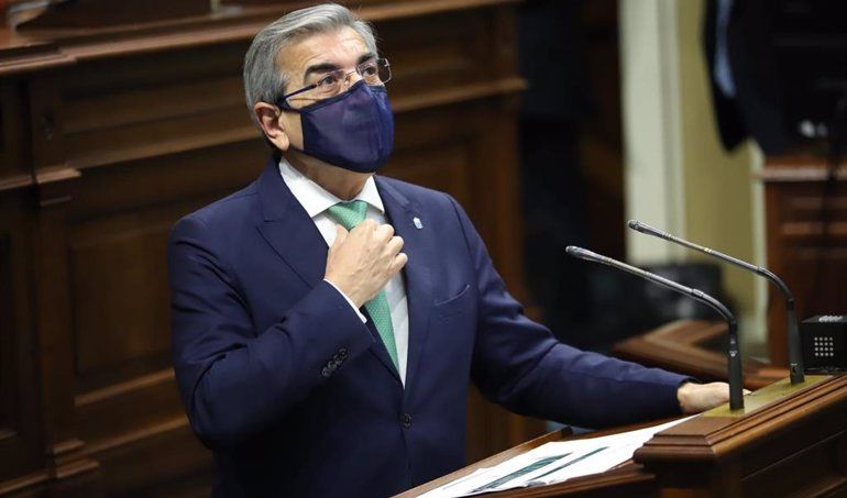 El vicepresidente del Gobierno de Canarias y consejero de Hacienda, Román Rodríguez, en el pleno del Parlamento de Canarias. / Europa Press