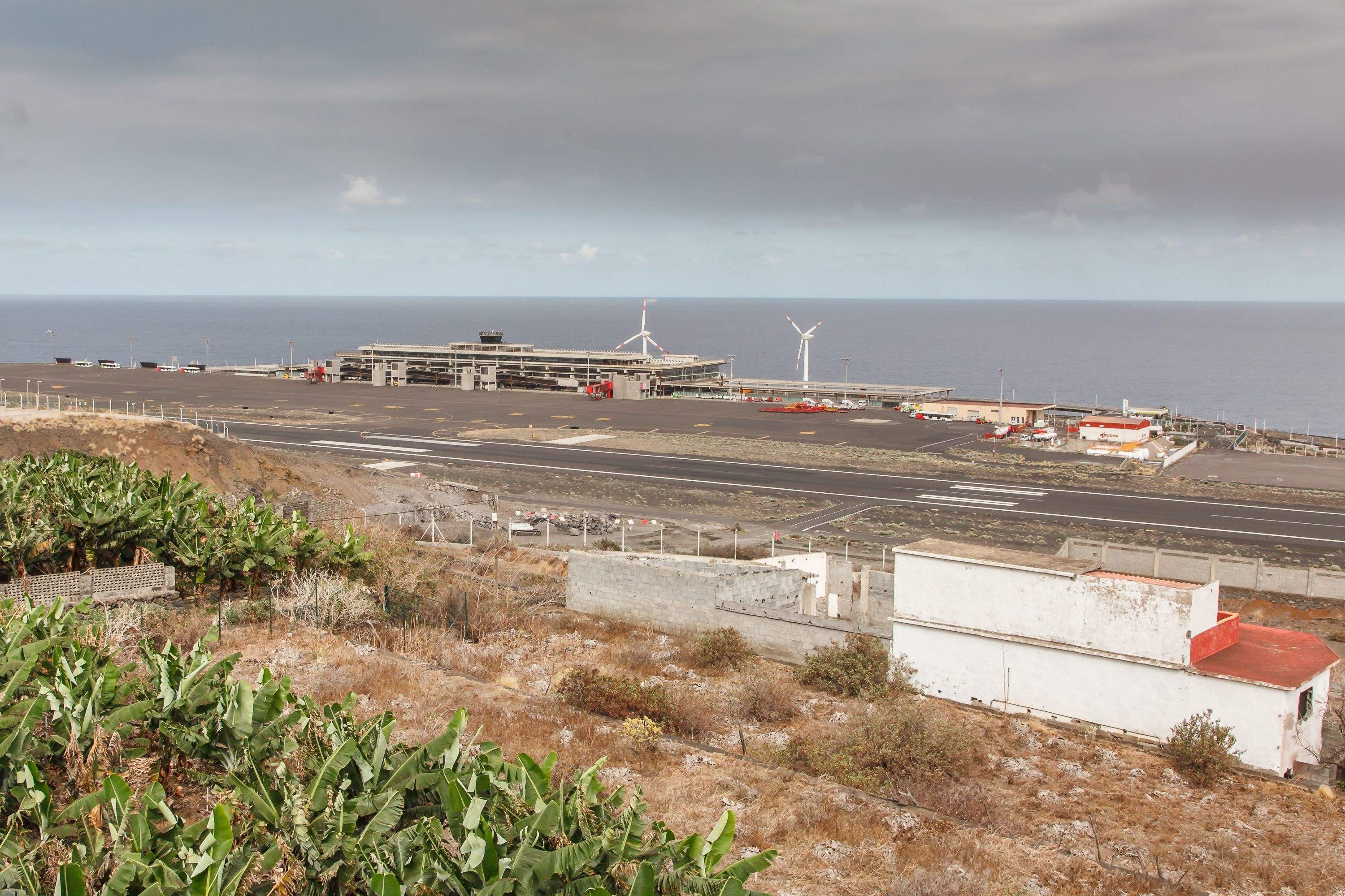 Pista del aeropuerto de La Palma vista desde una de las fincas que se van a expropiar./ EUROPA PRESS