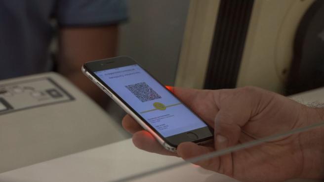 Un usuario descargando su certificado COVID de Sanidad. / Europa Press 