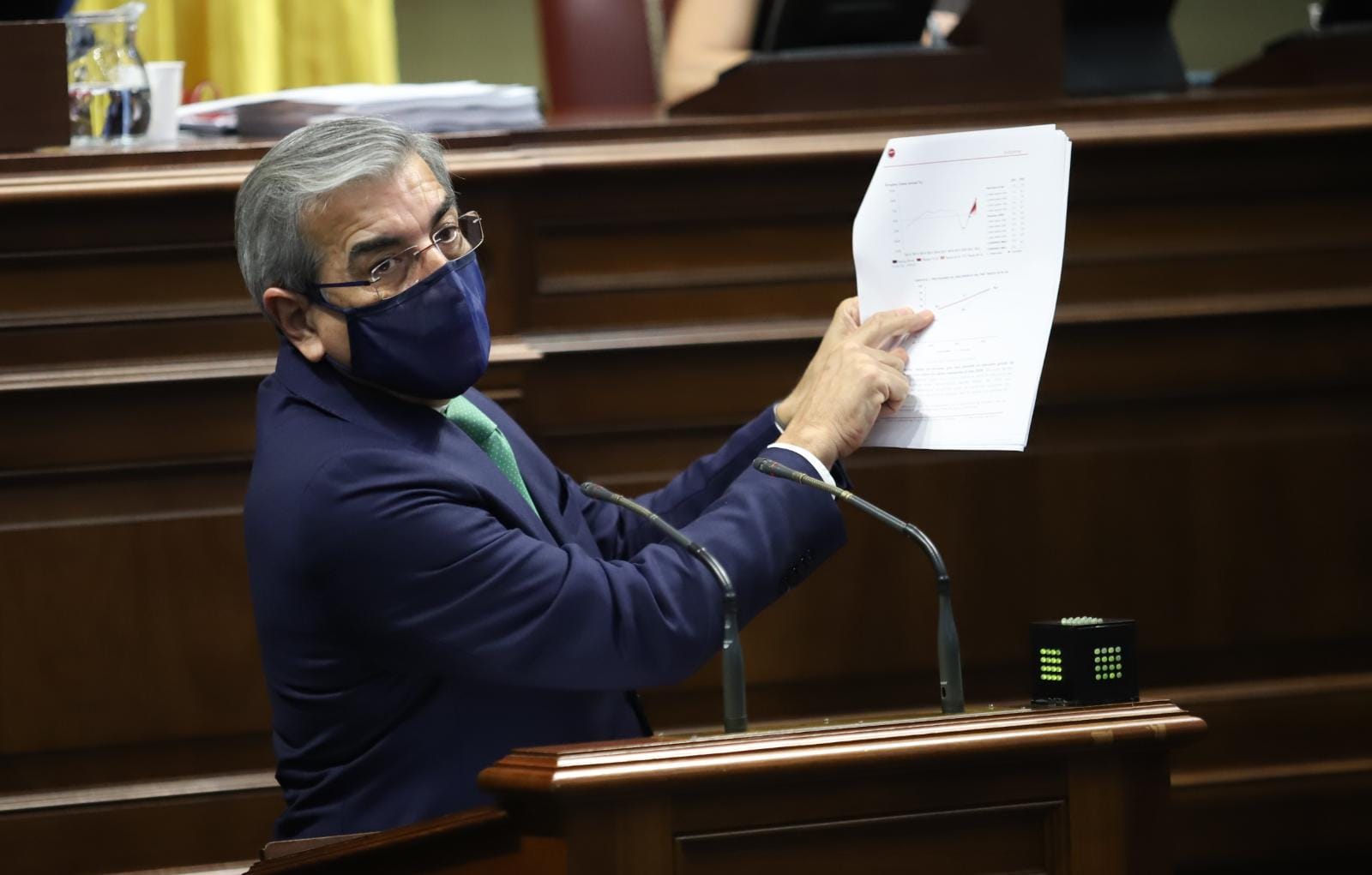 El vicepresidente canario, consejero de Hacienda y presidente de la Agencia Tributaria canaria, Román Rodríguez, en sede parlamentaria./ Gobierno de Canarias.