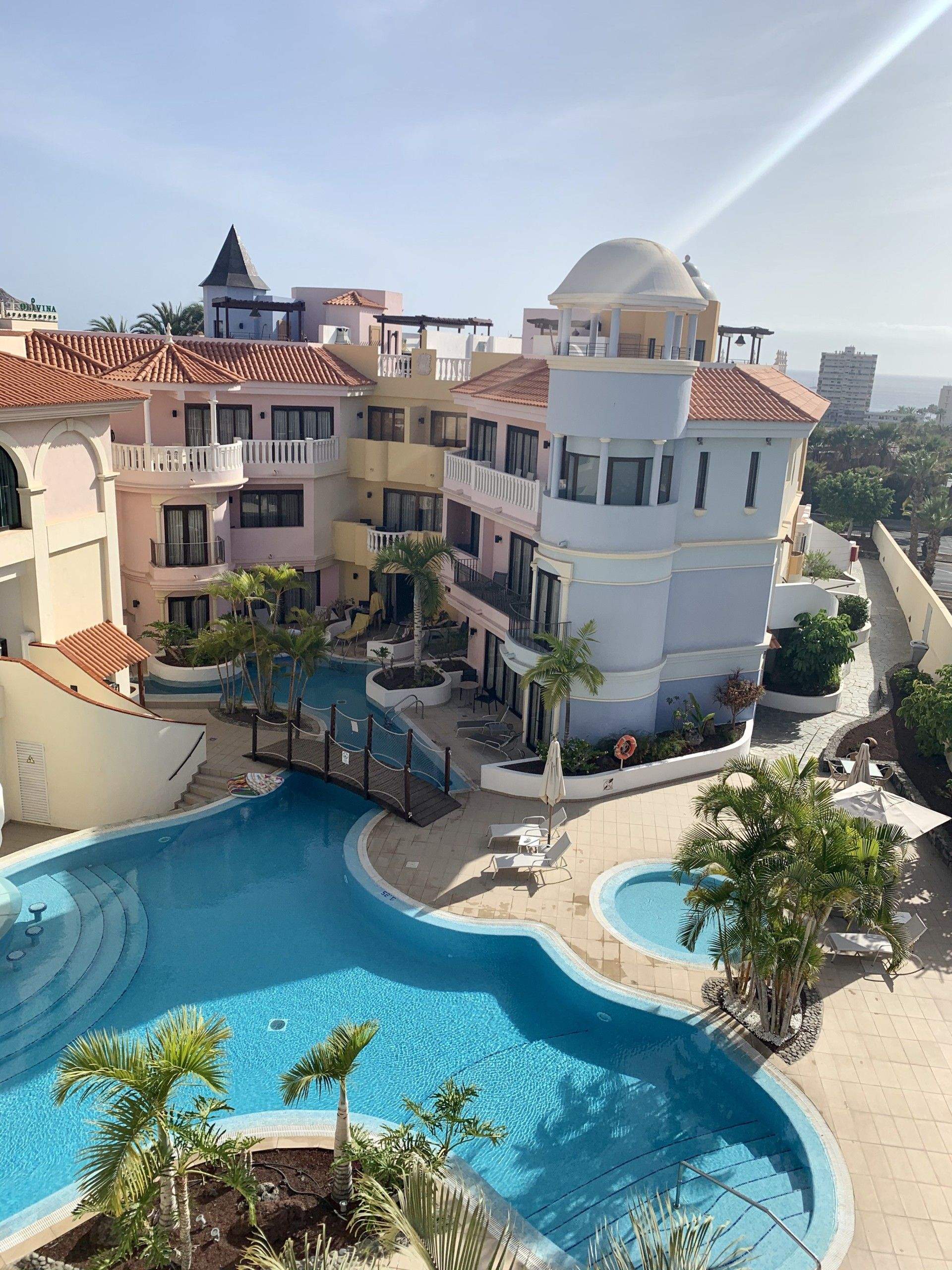 Complejo de apartamentos de lujo en Los Cristianos de la compañía Mazabi./ Mazabi. Complejo de apartamentos de lujo en Los Cristianos de la compañía Mazabi./ Mazabi.