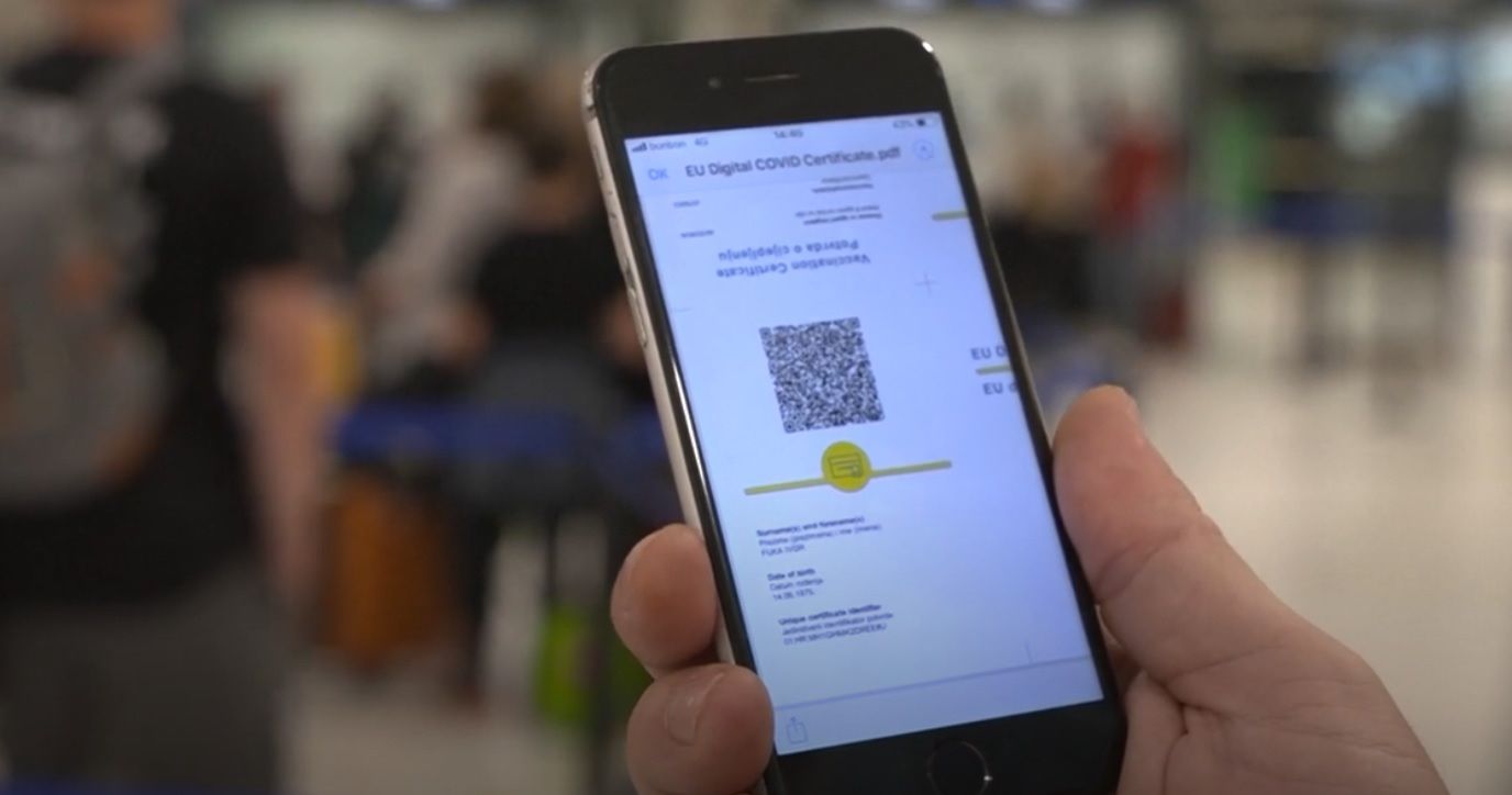 Certificado covid en un móvil. / Europa Press