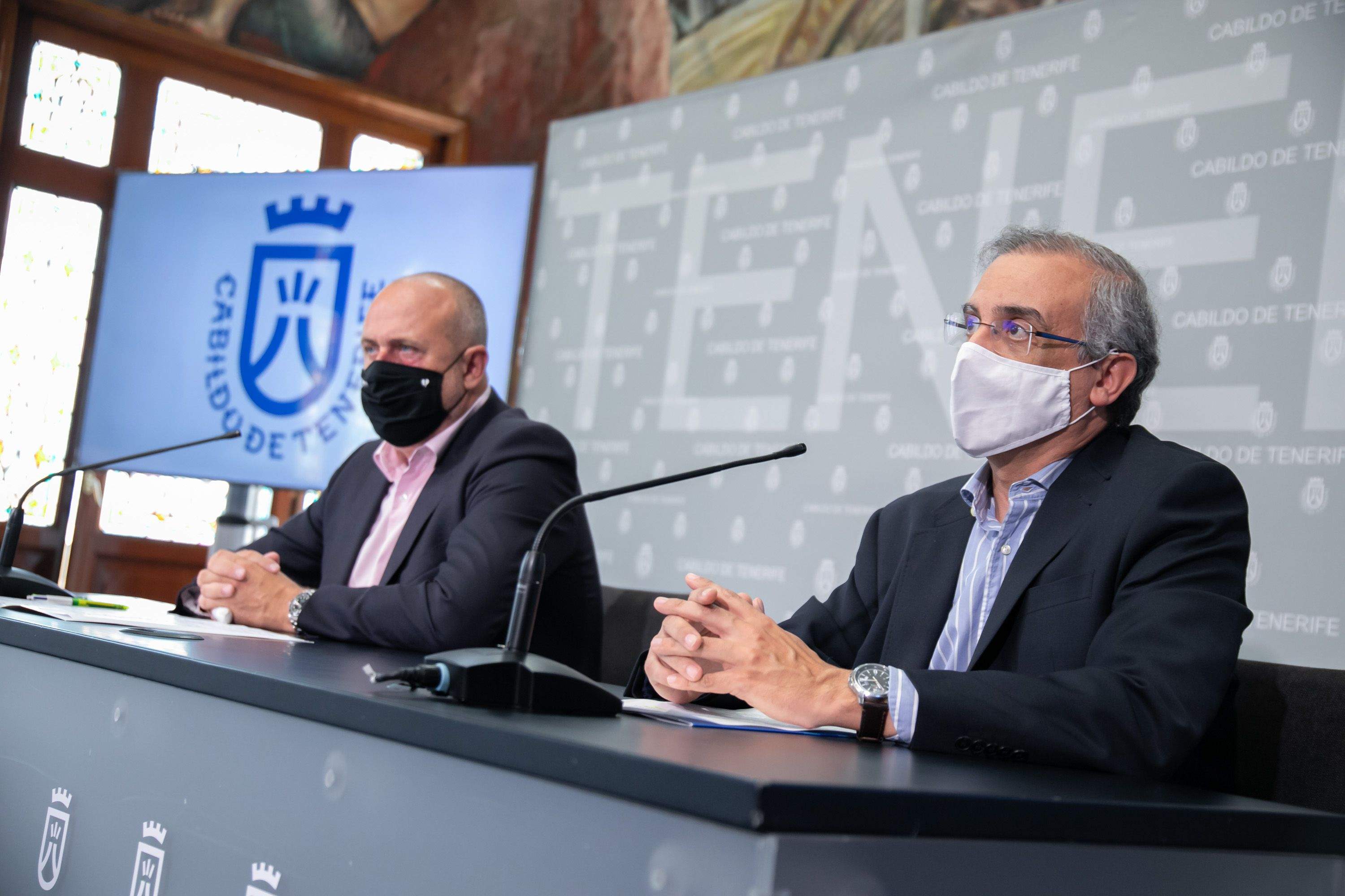 El consejero de Movilidad, Enrique Arriaga y el director insular de Movilidad, José Alberto León informando sobre la obra en el carril bus de la TF-5. / Cedida