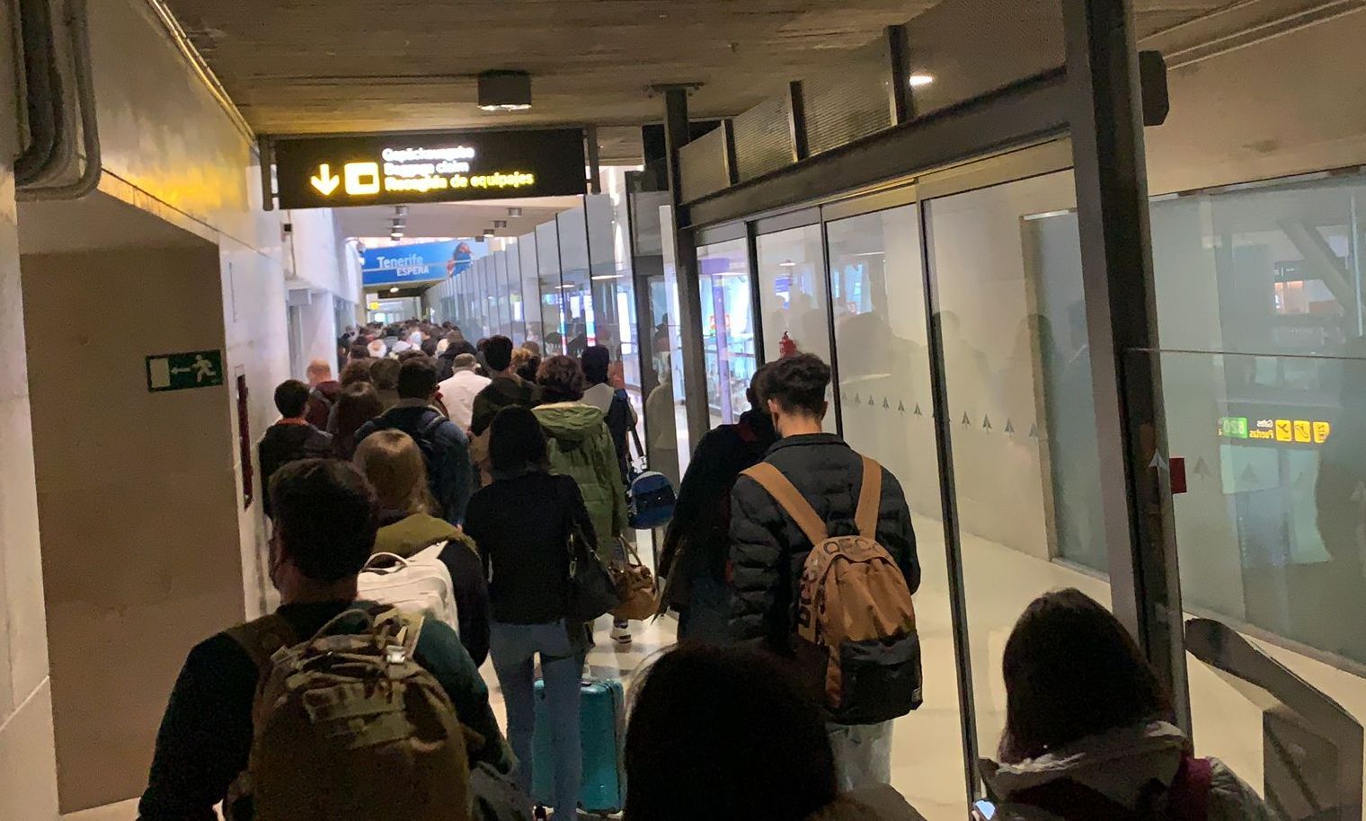Colas en el aeropuerto de Tenerife Norte tras el desembarque de un vuelo procedente de Madrid. / Ashotel 