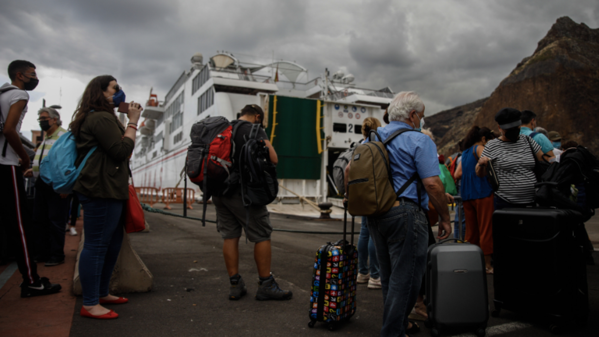 Grupo de pasajeros subiendo al barco en el puerto de Santa Cruz de La Palma. / Europa Press