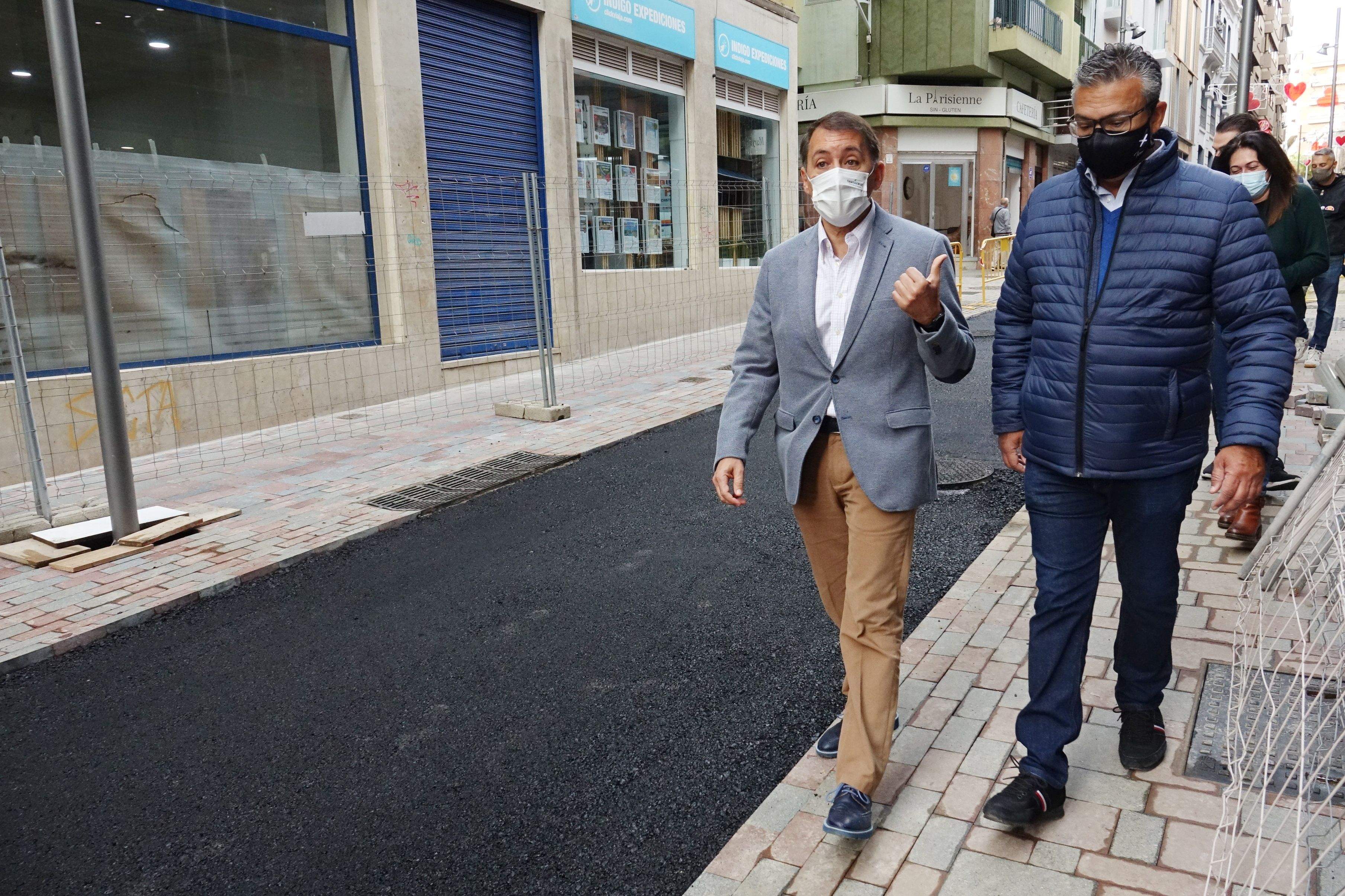 Bermúdez y Arteaga viendo las obras de Imeldo Serís. / Ayuntamiento de Santa Cruz de Tenerife 