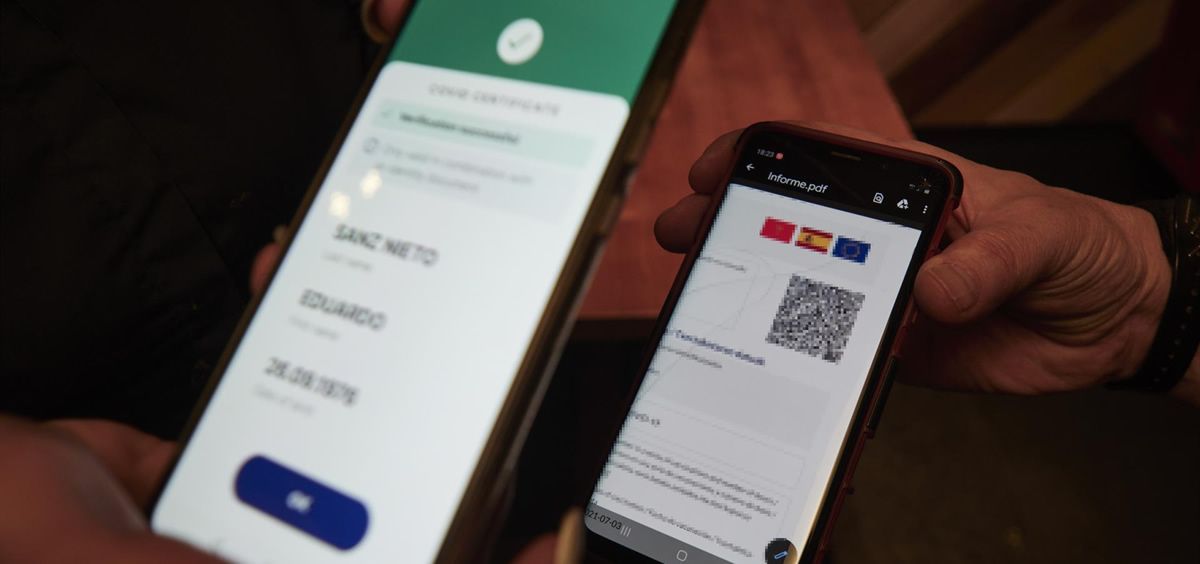 Una persona presentando el certificado Covid. / EP.