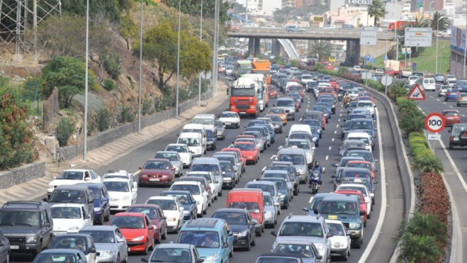 Colas en la autopista tinerfeña que demuestra el crecimiento de población en Canarias / Europa Press 