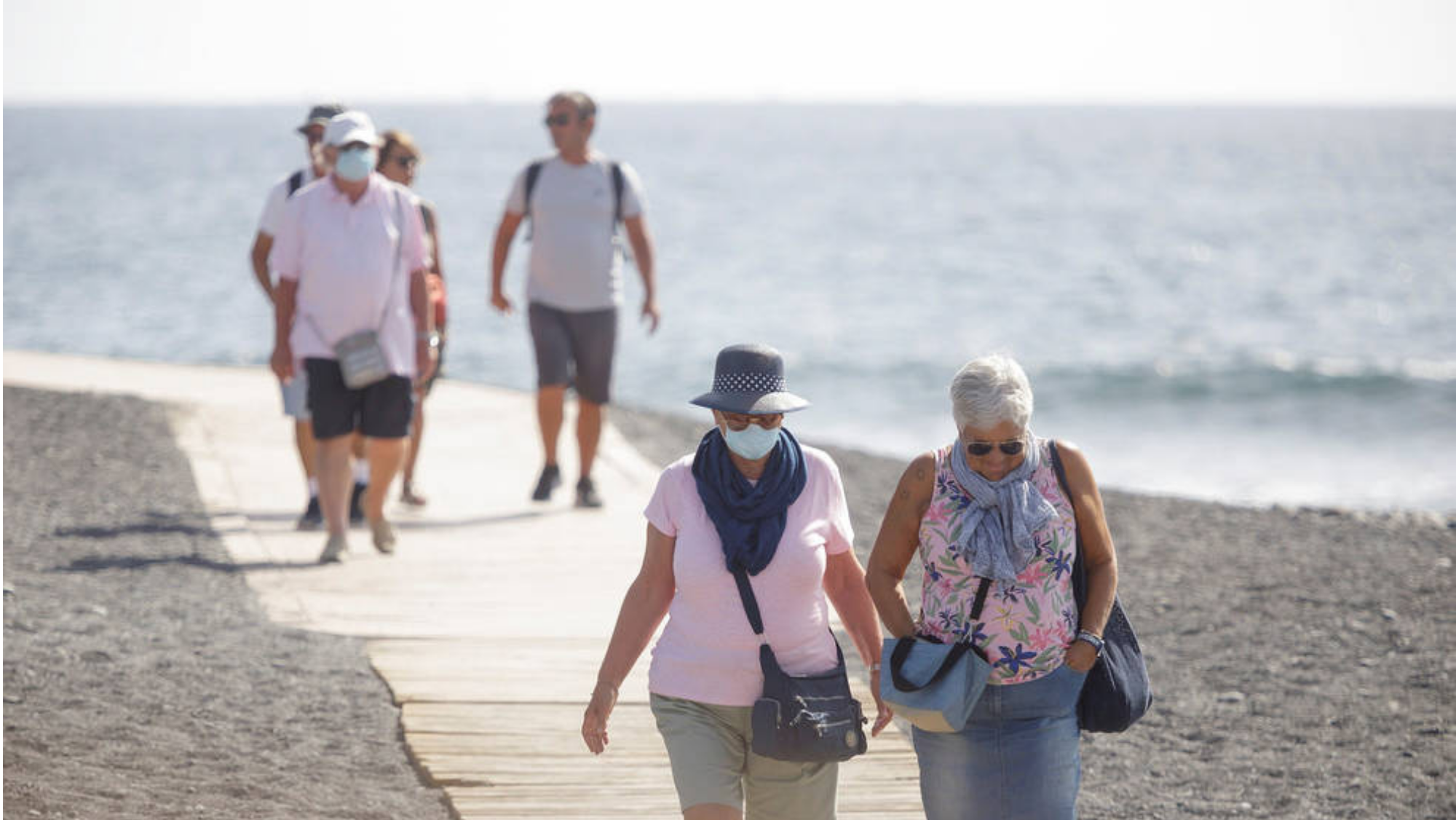 Grupo de turistas paseando por una playa de Canarias. / EFE Tenerife 