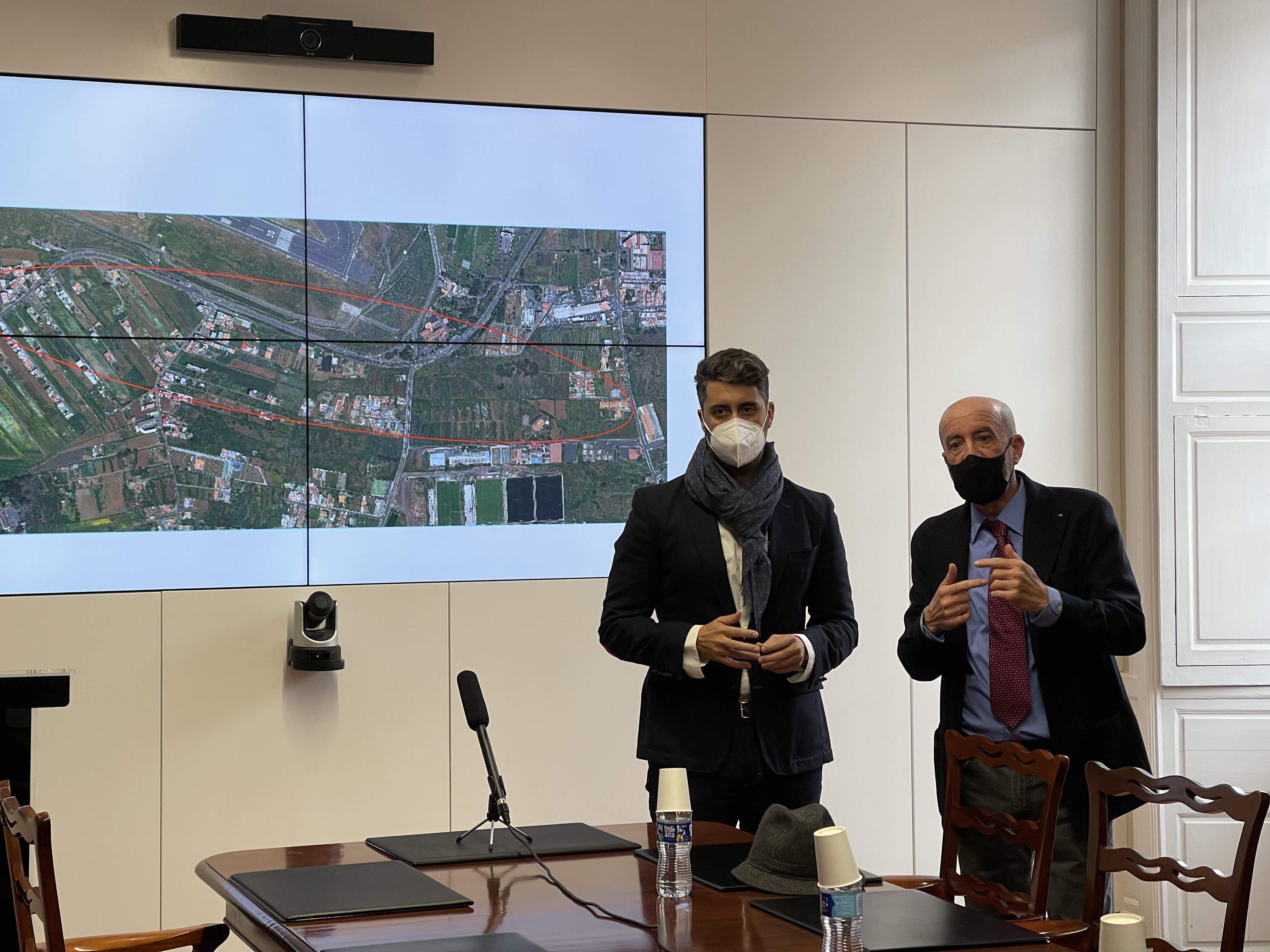 El alcalde de La Laguna, Luis Yeray Gutiérrez, y el concejal de Ordenación del Territorio y consejero director de la GULL, Santiago Pérez, en la rueda de prensa para hablar de la Variante TF-5./ Ayto. La Laguna./