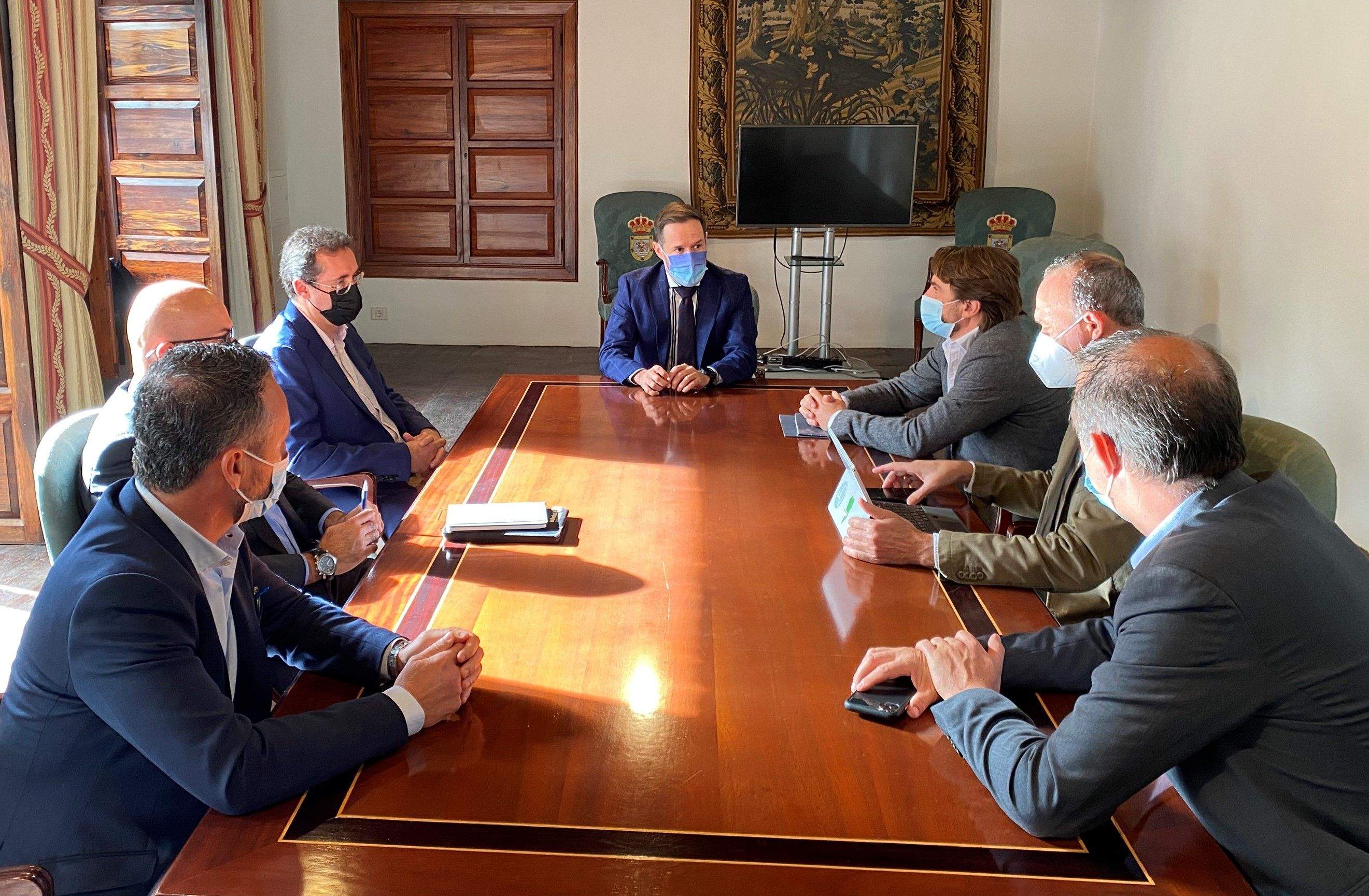 Reunión de hoteleros en La Palma con el consejero de Turismo del Cabildo de La Palma, Mariano Hernández Zapata. / Cedida