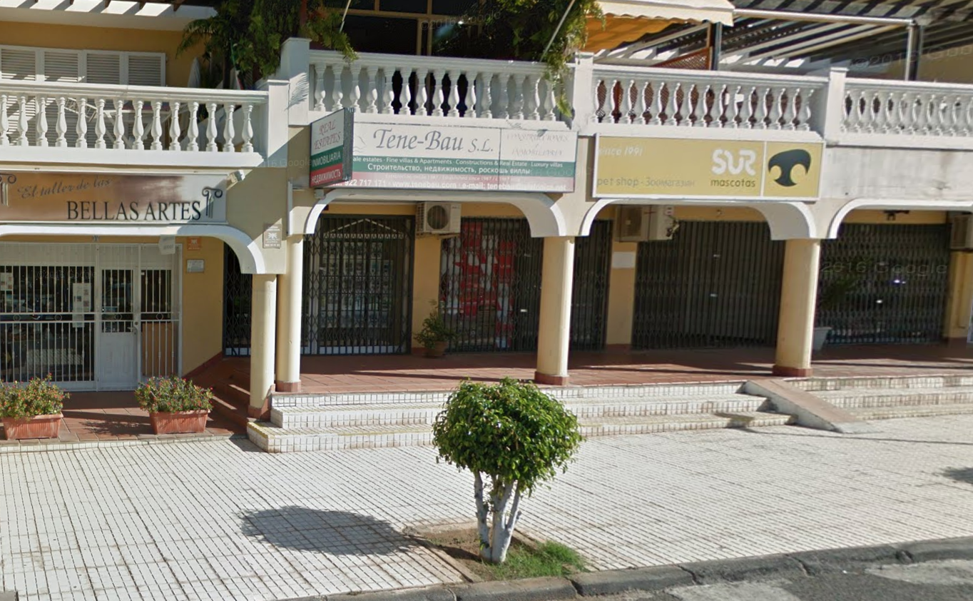 Fachada del edificio donde se ubicaban las oficinas de Tene-Bau Construcciones SL./ Google. 