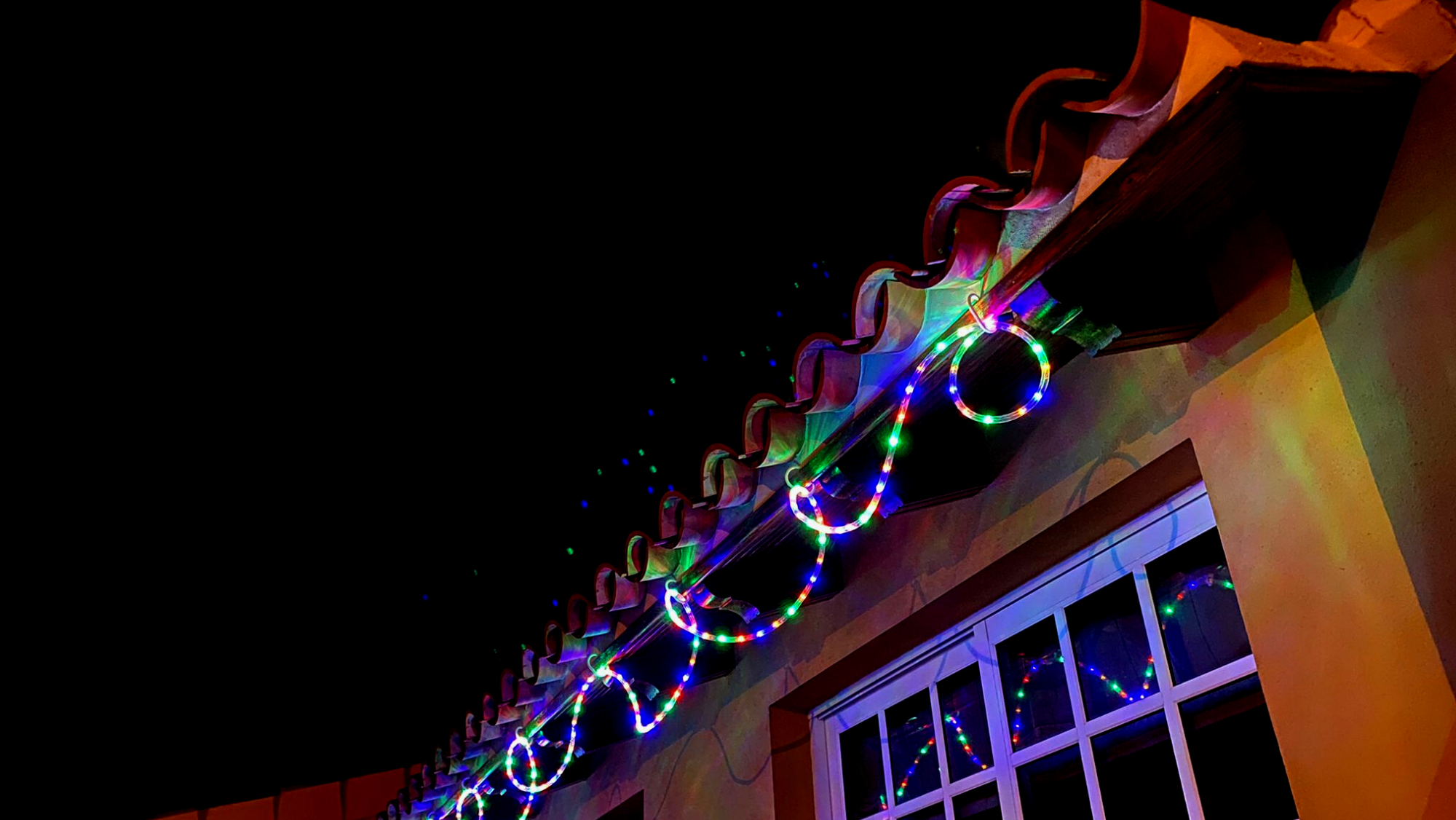 Una casa decorada con luces navideñas. / Atlántico Hoy 
