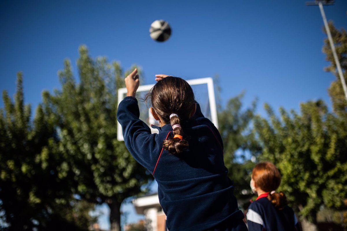 Una niña jugando a baloncesto. / Europa Press 