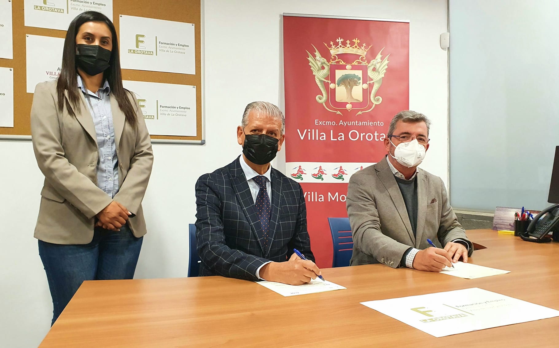 La concejal del área de Formación y Empleo, Deisy Ramos; el alcalde de La Orotava, Francisco Linares; y el director general de CEOE-Tenerife, Eduardo Bazares./