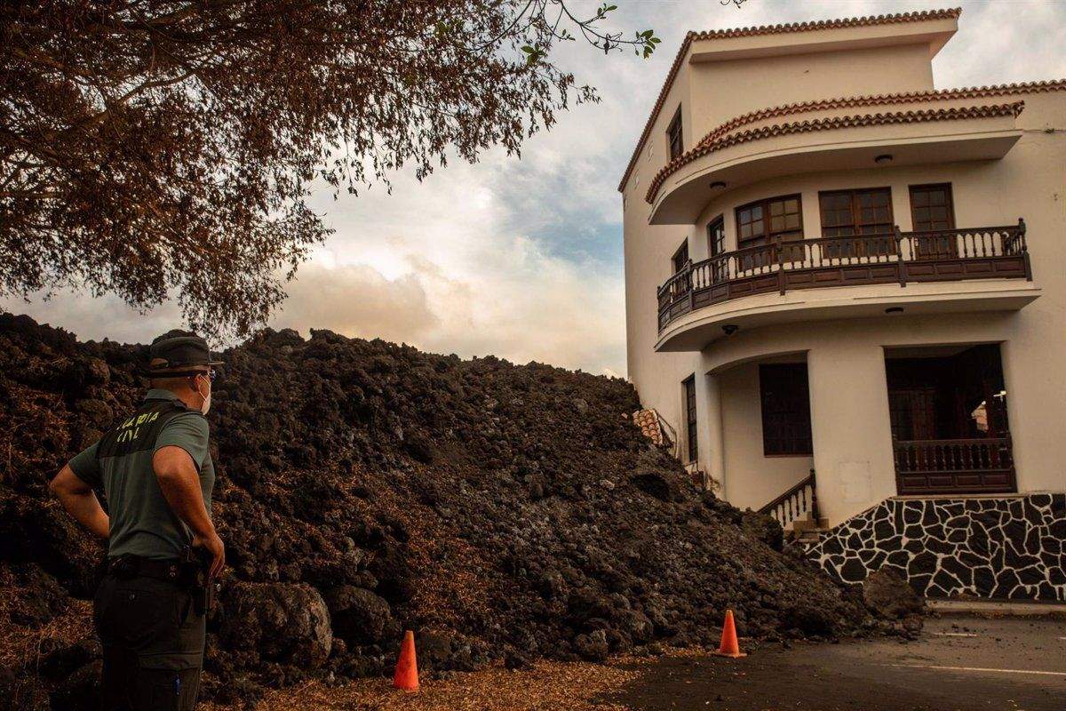 Una casa en La Palma a punto de ser engullida por la lava. / Kike Rincón EP