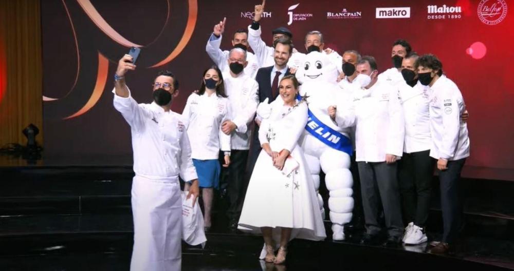 Los chefs galardonados en la Guía Michelin se hacen un selfie./ CD