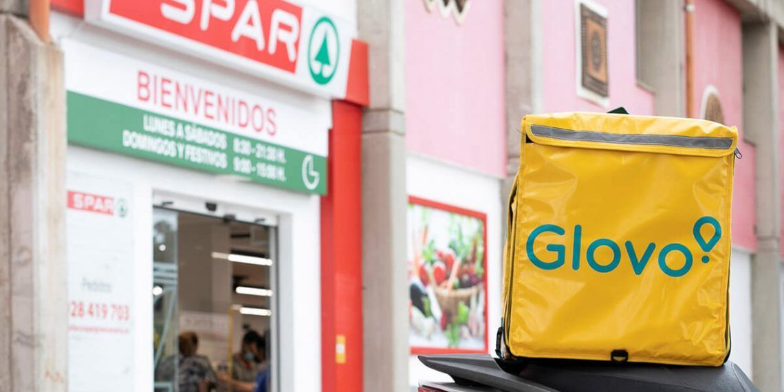 Motocicleta Glovo frente a un SPAR de Gran Canaria./ SPAR.