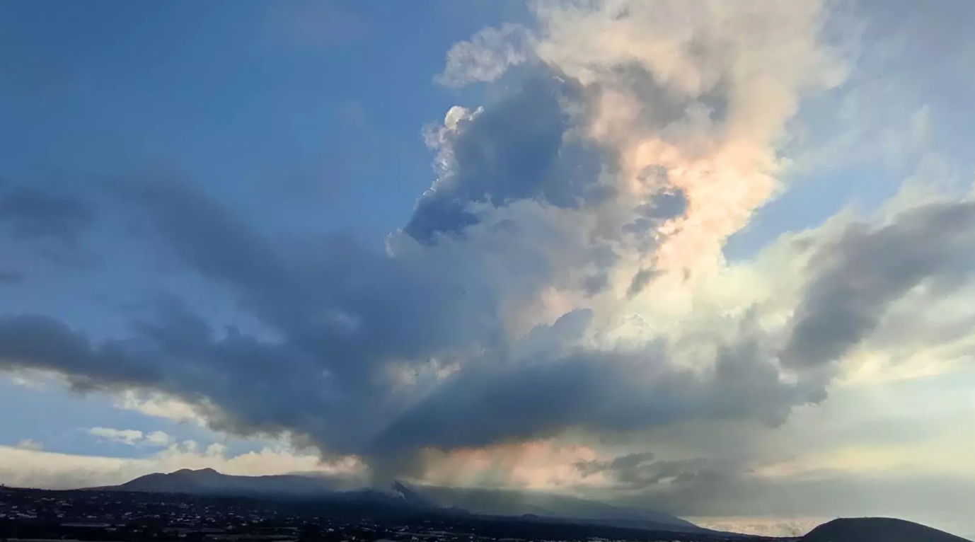Ceniza y gases expulsados por el volcán de La Palma se elevan en el cielo./ Twitter Aemet.