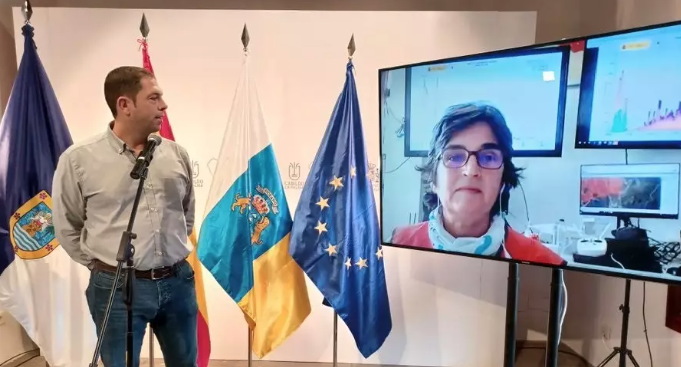 La directora del Instituto Geográfico Nacional (IGN) y portavoz del comité científico del Pevolca, Carmen López, y el director técnico del Pevolca, Rubén Fernández./ 112 Canarias.