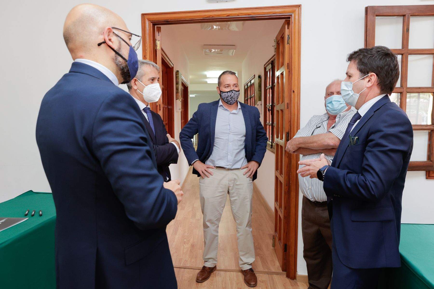 Imagen de los firmantes del convenio entre CaixaBank y las DO Islas Canarias e Ycoden Daute Isora./ Caixabank.