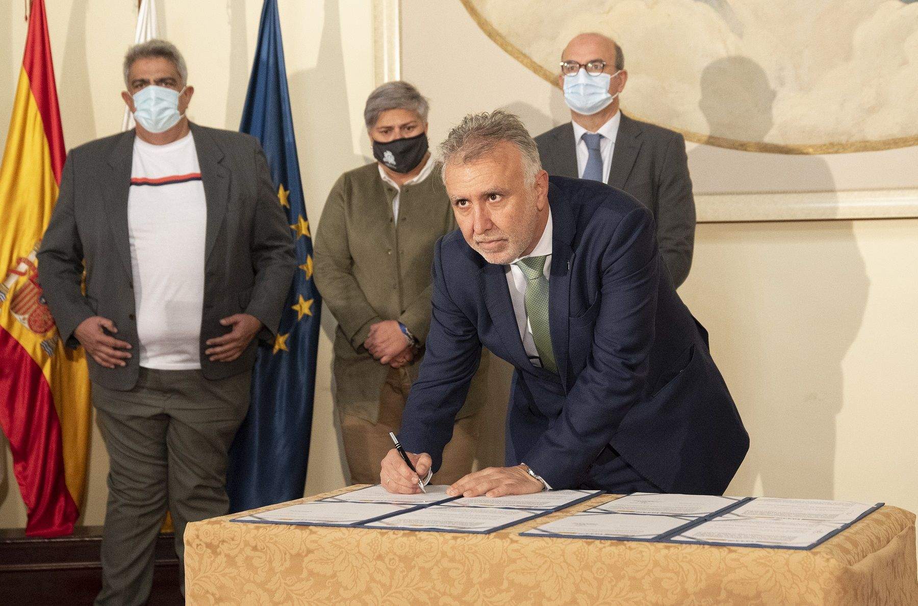 Ángel Víctor Torres en la firma del Plan de Empleo Extraordinario de La Palma./ Gobierno de Canarias.