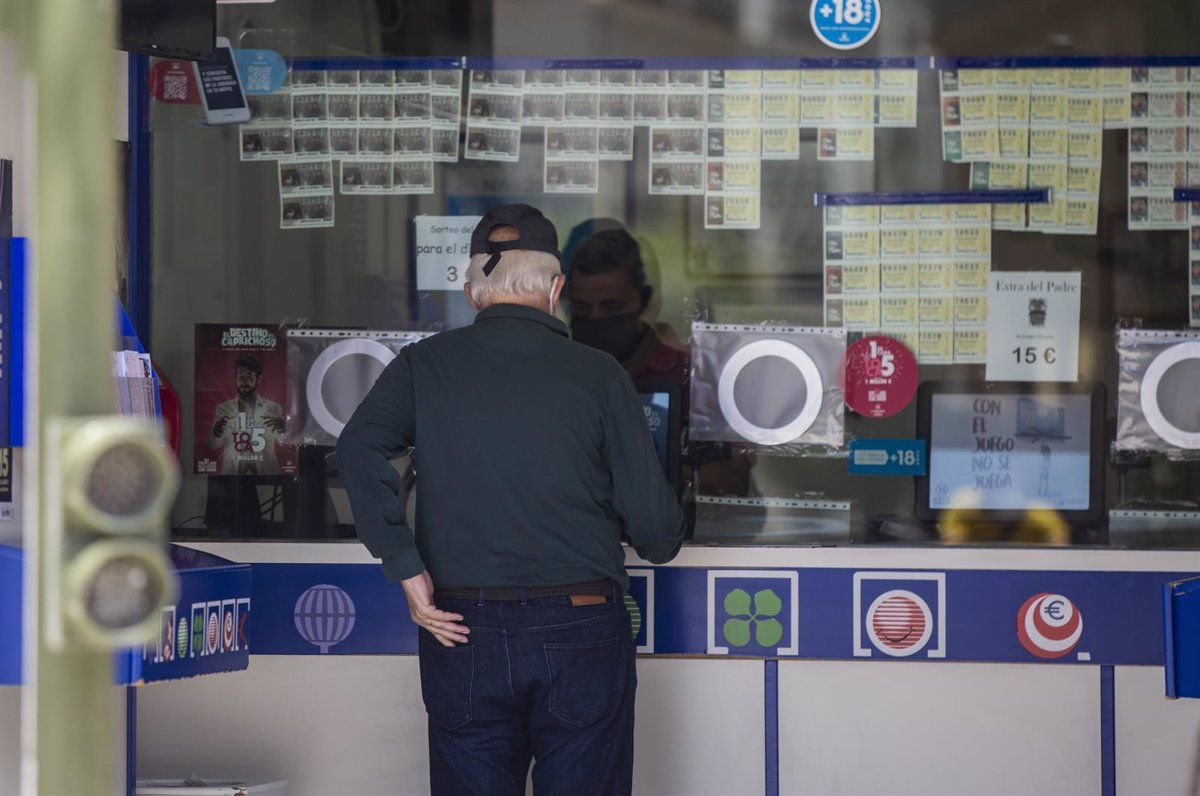 Un señor comprando en una administración de lotería premio. / Europa Press 