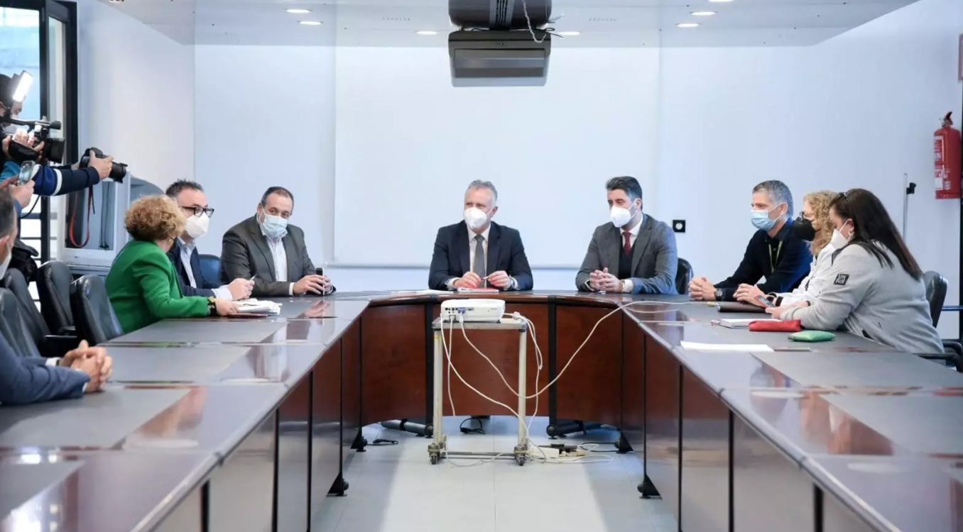 Ángel Víctor Torres flanqueado por el alcalde de La Laguna, Luis Yeray Rodríguez (derecha) y el consejero de Sanidad, Blas Trujillo (izquierda) en su visita al HUC./ Gobierno de Canarias.