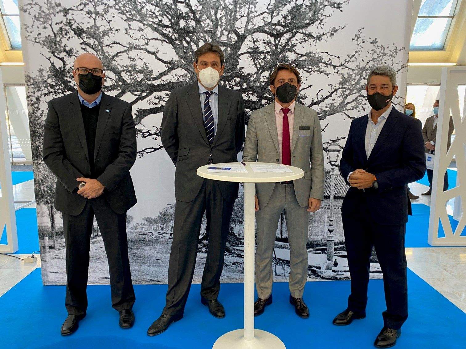 de izquierda a derecha, Juan Pablo González, Cayetano Soler, Jorge Marichal y Alberto Bernabé, durante la firma del acuerdo./ Ashotel.