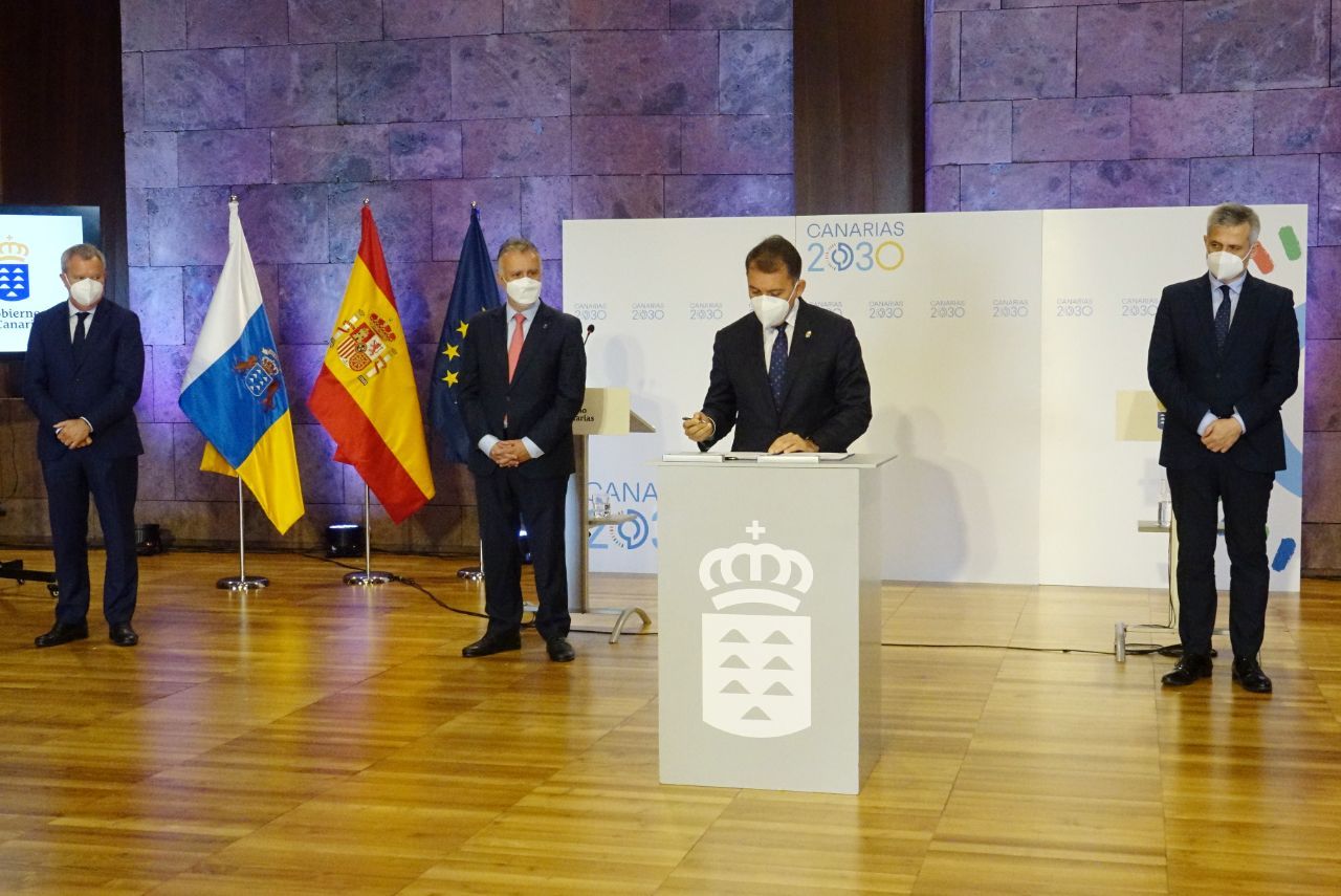 José Manuel Bermúdez firma el nuevo convenio de Vivienda./ Ayto. de Santa Cruz.