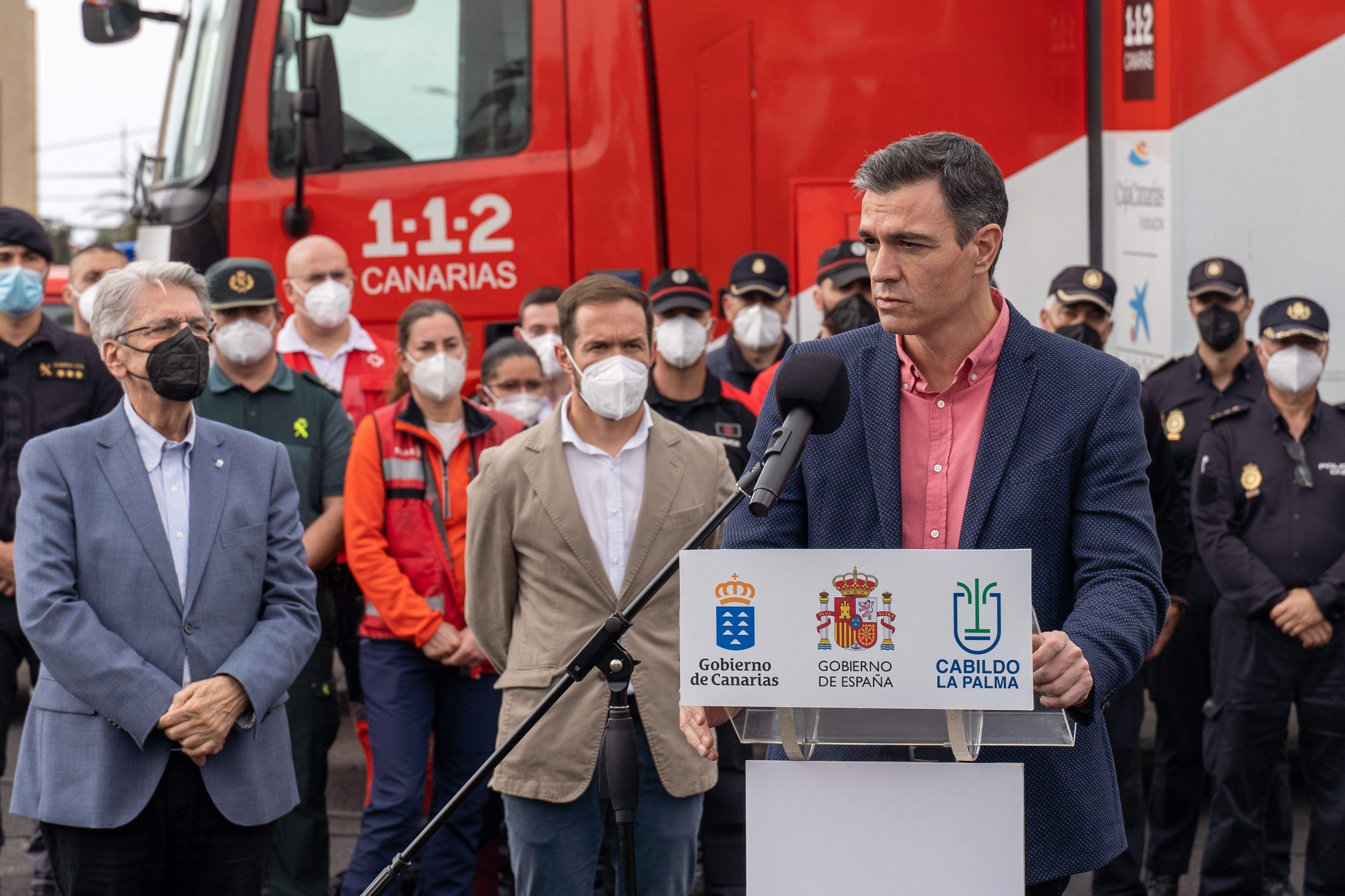 El presidente del Gobierno, Pedro Sánchez, interviene en una rueda de prensa durante su visita al Puesto de Mando Avanzado, a 27 de diciembre de 2021, en El Paso, La Palma, Canarias. / Europa Press